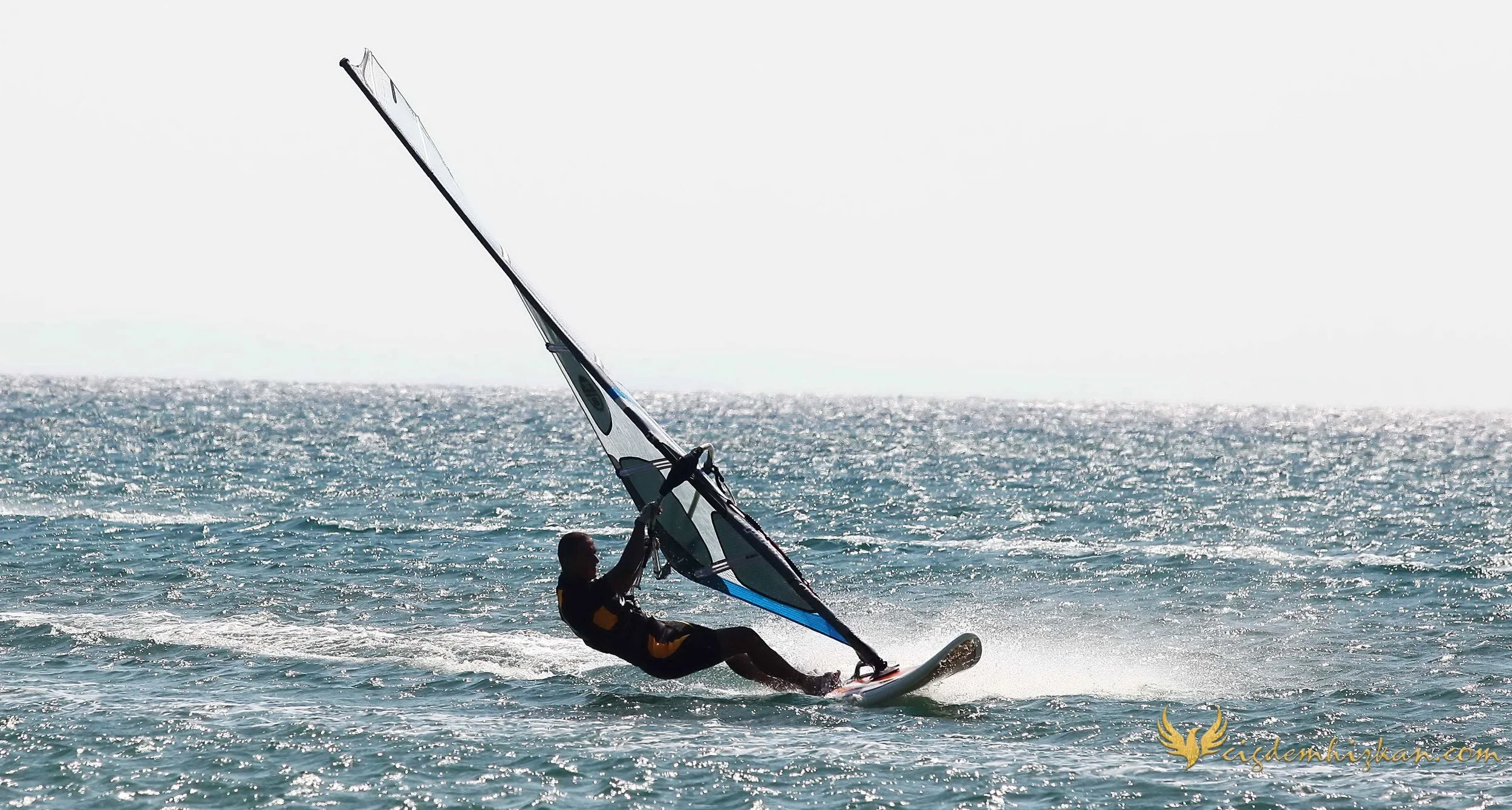 Gökçeada Surf Otel. Türkiye, Çanakkale. Mavi Bayraklı kumsal ve sahil. Deniz, dalgalar, rüzgâr sörfü ve paraşütlü sörf; yamaç paraşütü ile doğa sporları.
Gökçeada Surf Hotel. Turkey, Çanakkale. Blue Flag beach and coastline. Sea, waves, windsurfing a