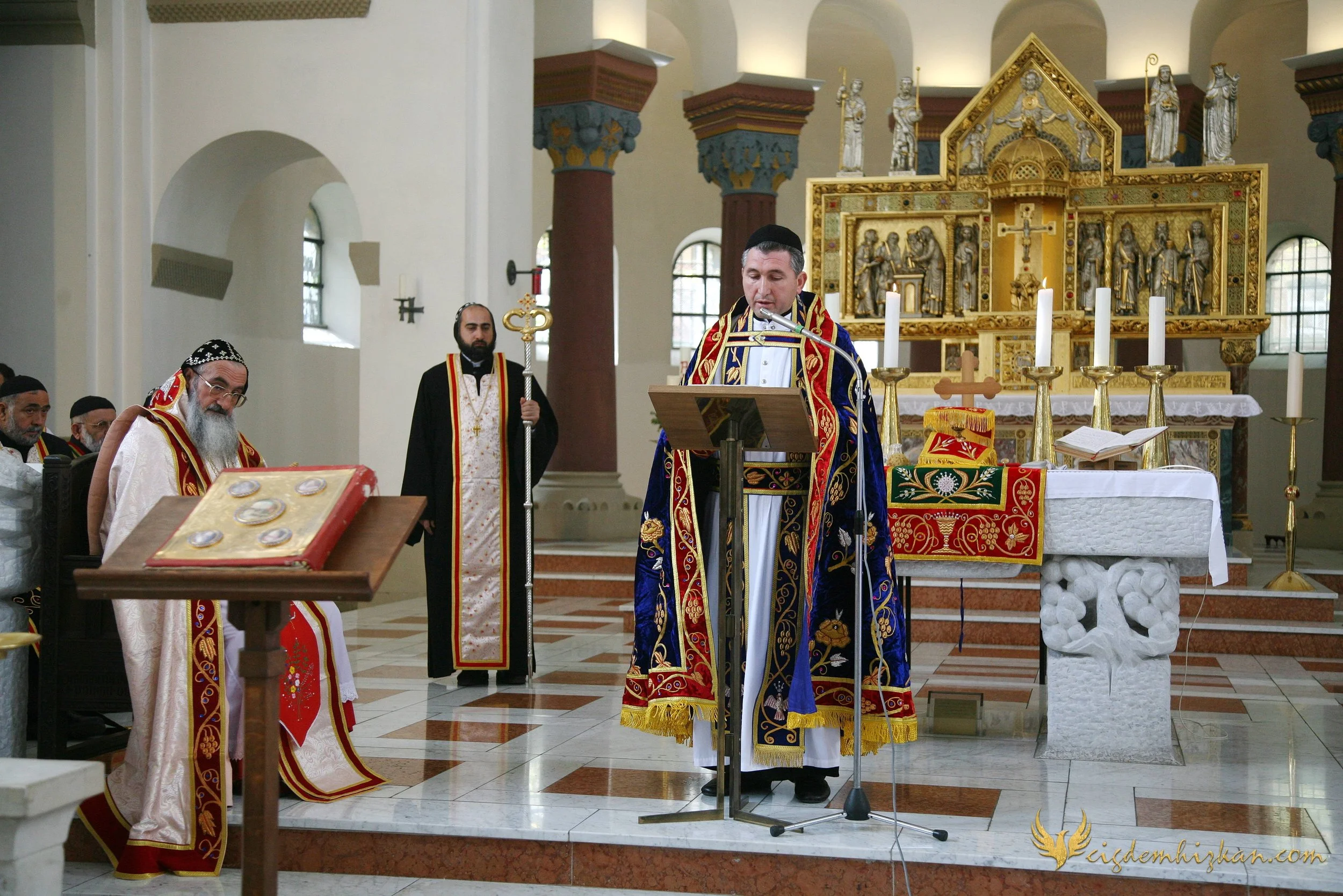 Faith & Community / İnanç ve Topluluk
Syriac Orthodox Church Liturgy – Berlin

A Syriac Orthodox Church ceremony marking the ordination of Abuna Murat Üzel as a priest in Berlin.The photographs document this moment of faith and community during the l