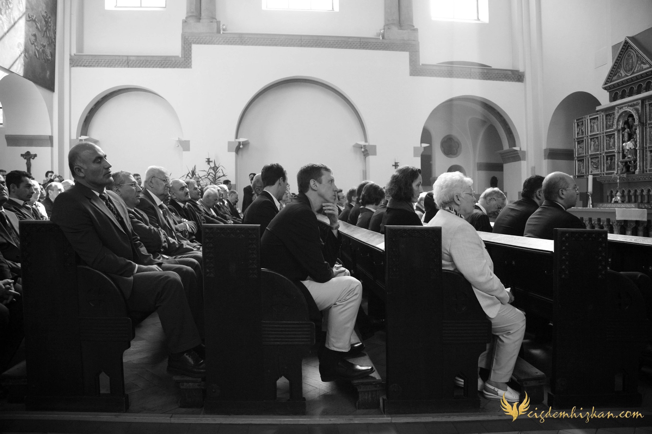 Faith & Community / İnanç ve Topluluk
Syriac Orthodox Church Liturgy – Berlin

A Syriac Orthodox Church ceremony marking the ordination of Abuna Murat Üzel as a priest in Berlin.The photographs document this moment of faith and community during the l