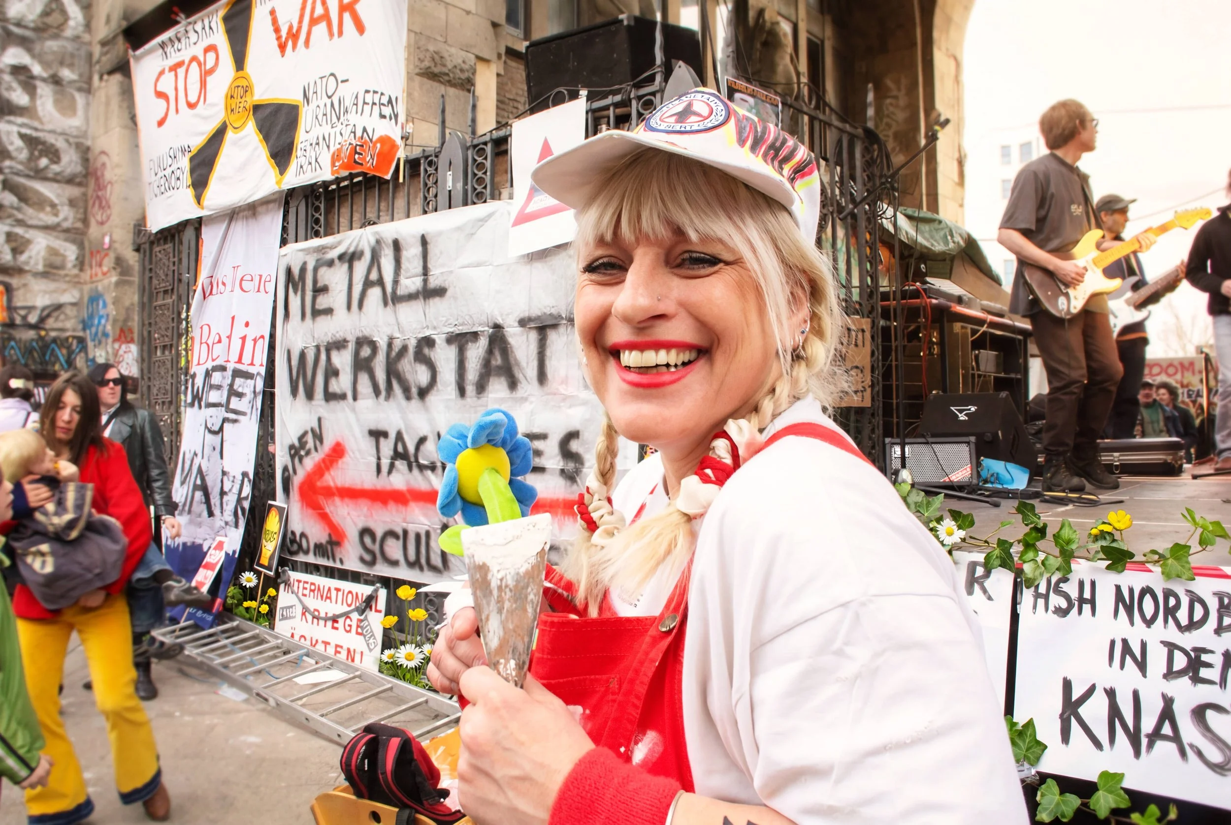 Berlin’de alternatif sanatın simgelerinden Tacheles, ortasına örülen duvarla ikiye ayrıldı.
Tacheles, one of Berlin’s symbols of alternative art, was split in two by a wall erected through its center. Berlin-2012