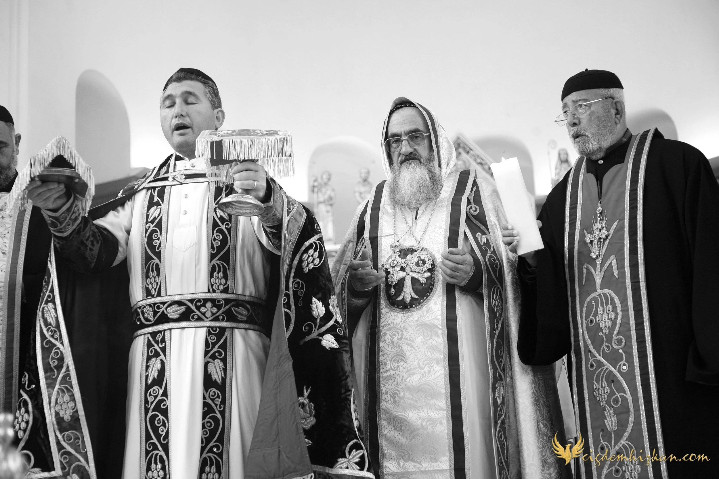 Faith & Community / İnanç ve Topluluk
Syriac Orthodox Church Liturgy – Berlin

A Syriac Orthodox Church ceremony marking the ordination of Abuna Murat Üzel as a priest in Berlin.The photographs document this moment of faith and community during the l