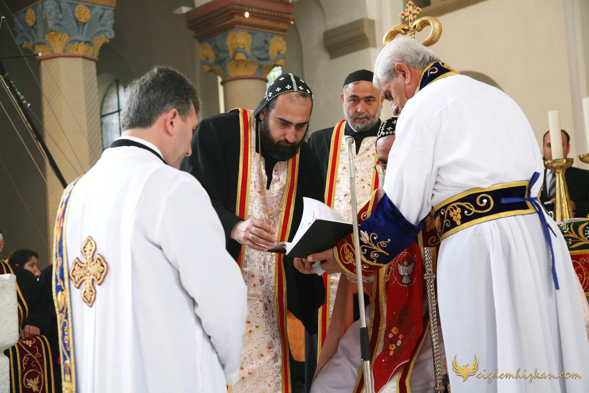 Faith & Community / İnanç ve Topluluk
Syriac Orthodox Church Liturgy – Berlin

A Syriac Orthodox Church ceremony marking the ordination of Abuna Murat Üzel as a priest in Berlin.The photographs document this moment of faith and community during the l