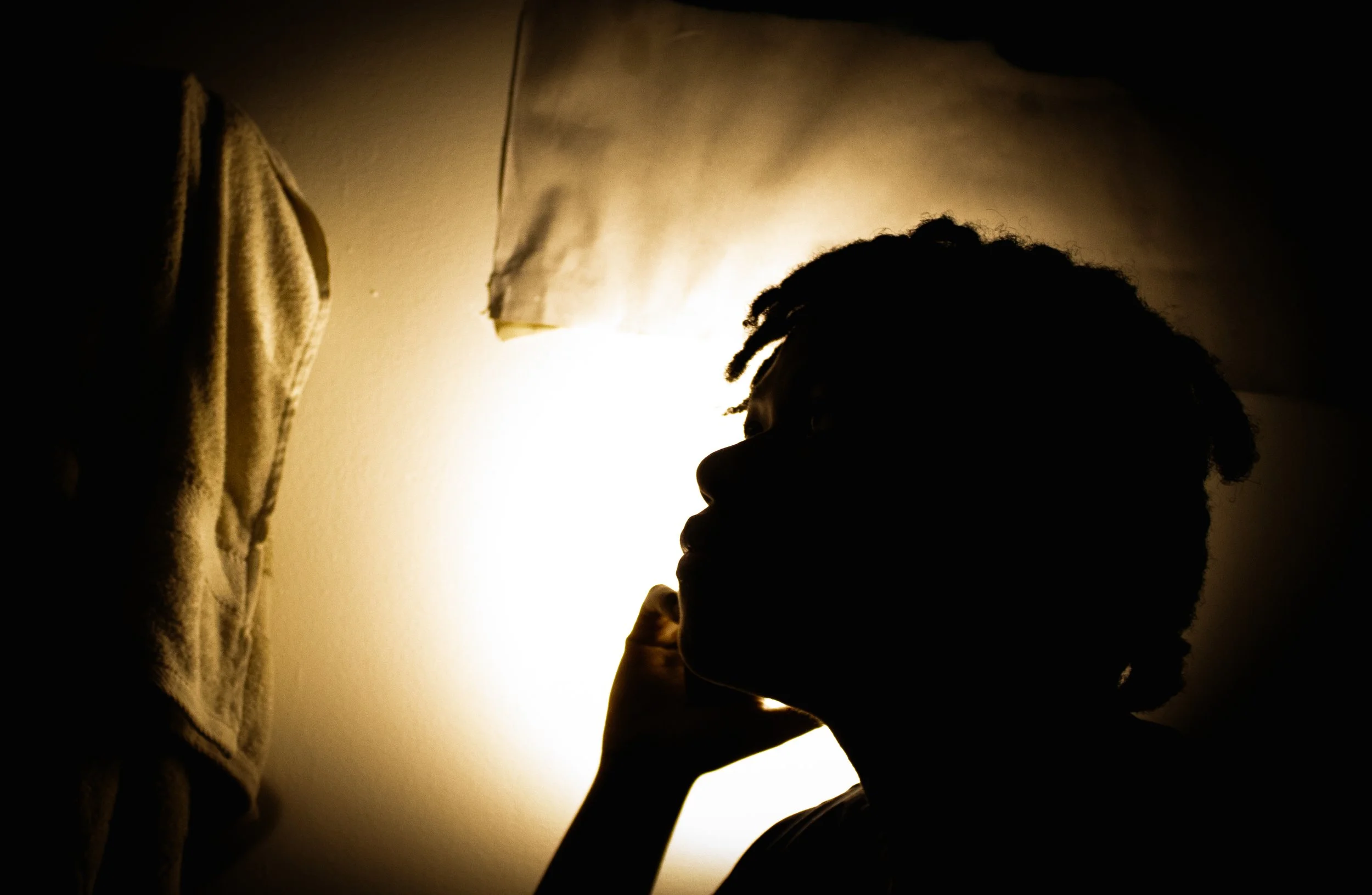 Photographe portrait d'intérieur sous base lumière photo artistique en Essonne