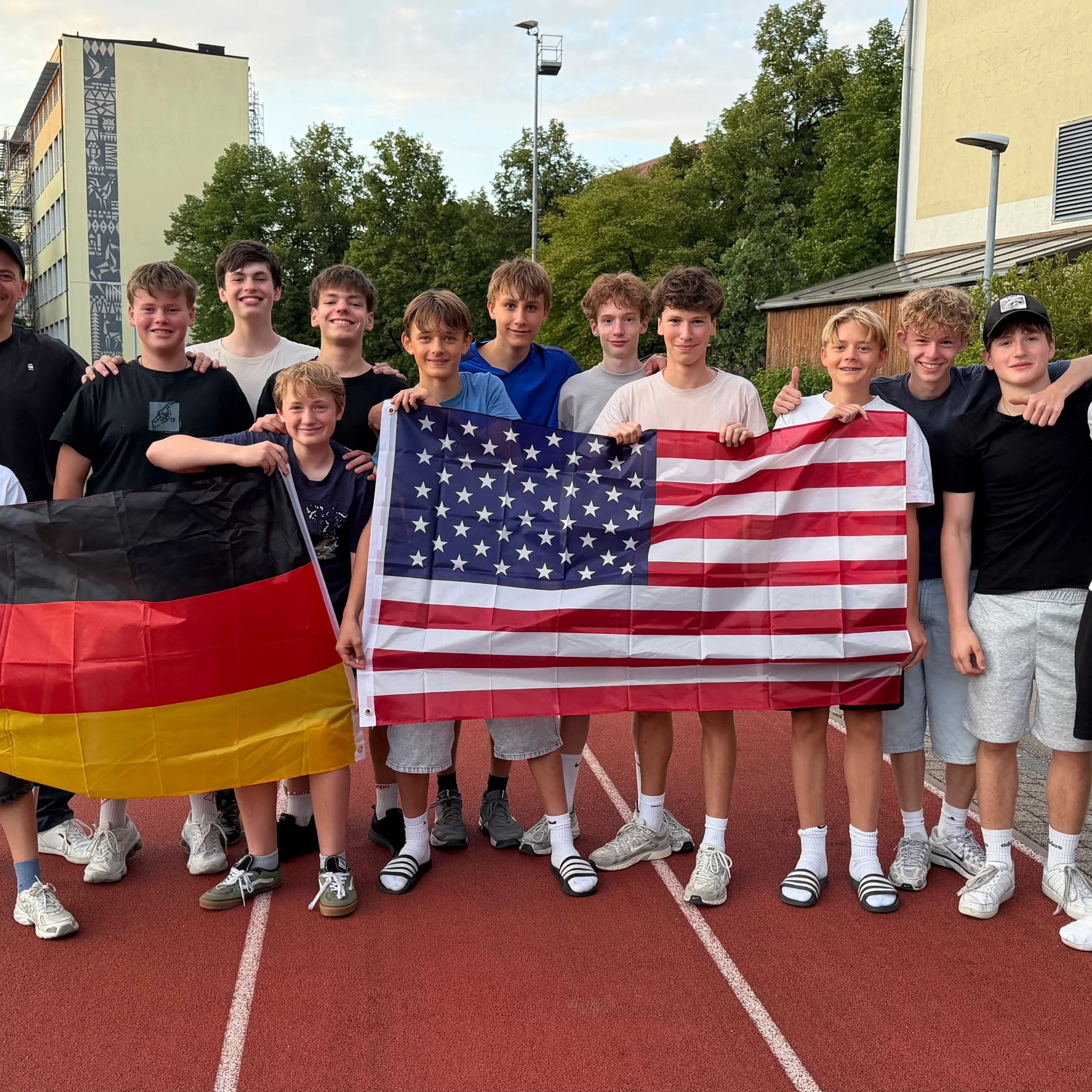 Viel Spa&szlig; in USA! . Unser Leo von der mB geht f&uuml;r ein Jahr nach USA. Wir w&uuml;nschen ihm dabei viel Spa&szlig; und freuen uns schon auf ein Wiedersehen zur Saison 2027/2028! . #stayhealthystayhappy❤️ #verliebtinost