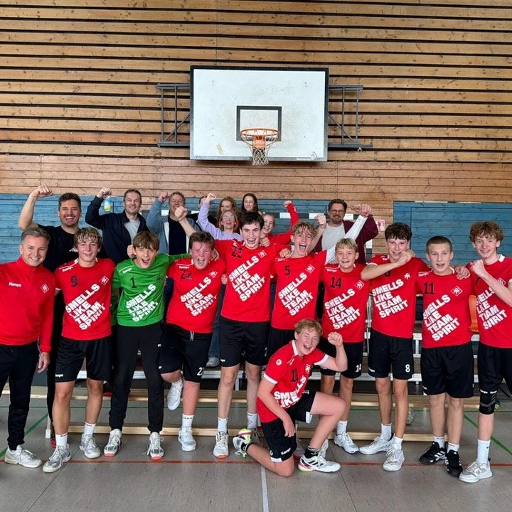 Unsere mB holt 2 Punkte in Prien💪

Was f&uuml;r ein Handballnachmittag in der Ludwig-Thoma-Halle in Prien! 

Von der ersten Minute an waren unsere Jungs hellwach: Nach 7 Minuten stand es schon 2:5. Mit einer starken Phase kurz vor der Pause haben si