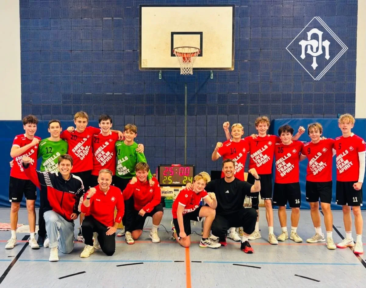 Nervenkrimi in der Orleansstra&szlig;e: Unsere mB gewinnt mit einer geschlossenen Teamleistung gegen den Tabellenf&uuml;hrer @tsv_ismaning_mb 💪

Von der ersten Minute an waren unsere Jungs voll da: Nach 4 Minuten stand es 4:0, nach 8 Minuten 6:3. Da