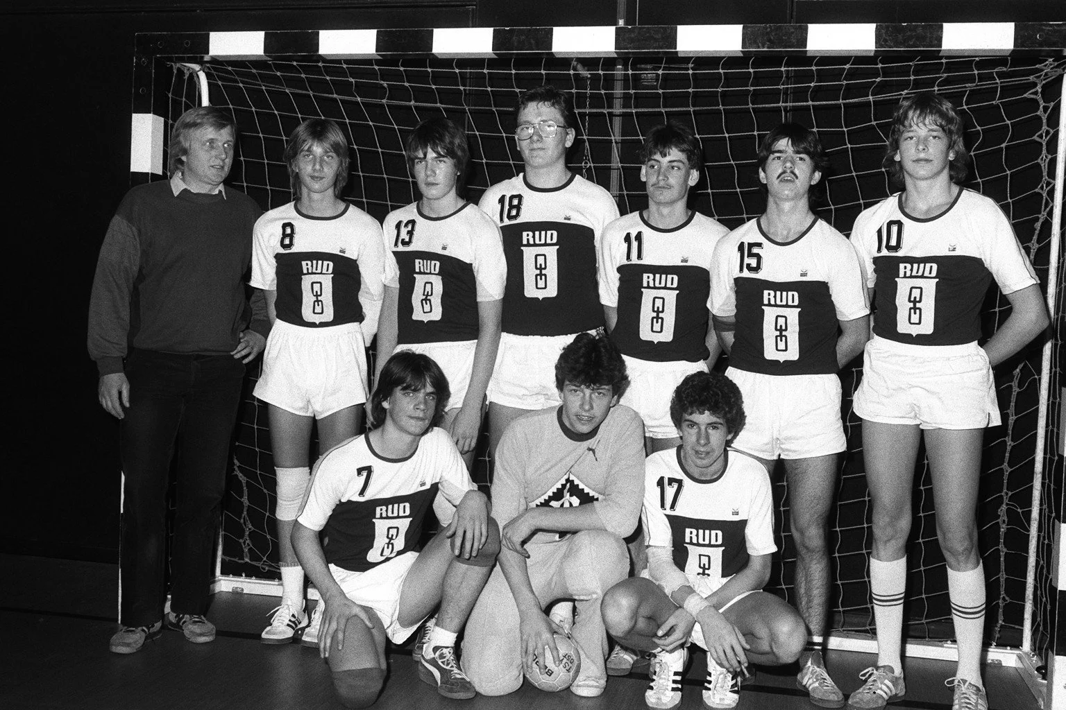1984-B-Jugend-mit-Trainer-Peter-Neumeier.jpg
