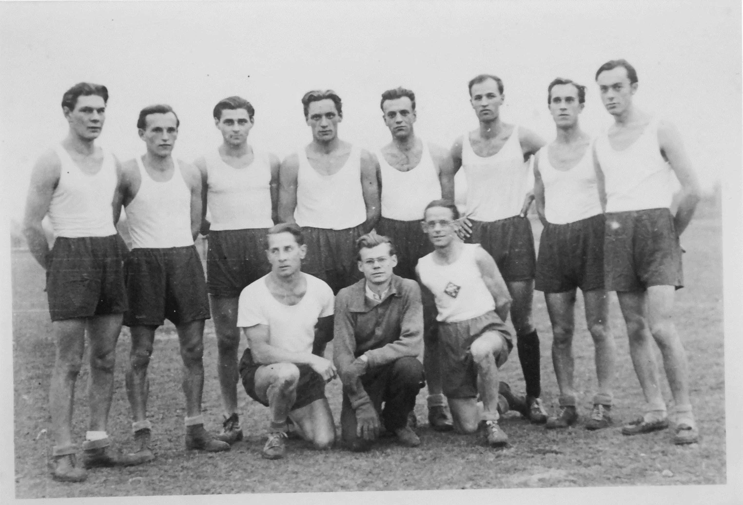 1946-neue-Handballmannschaft.jpg