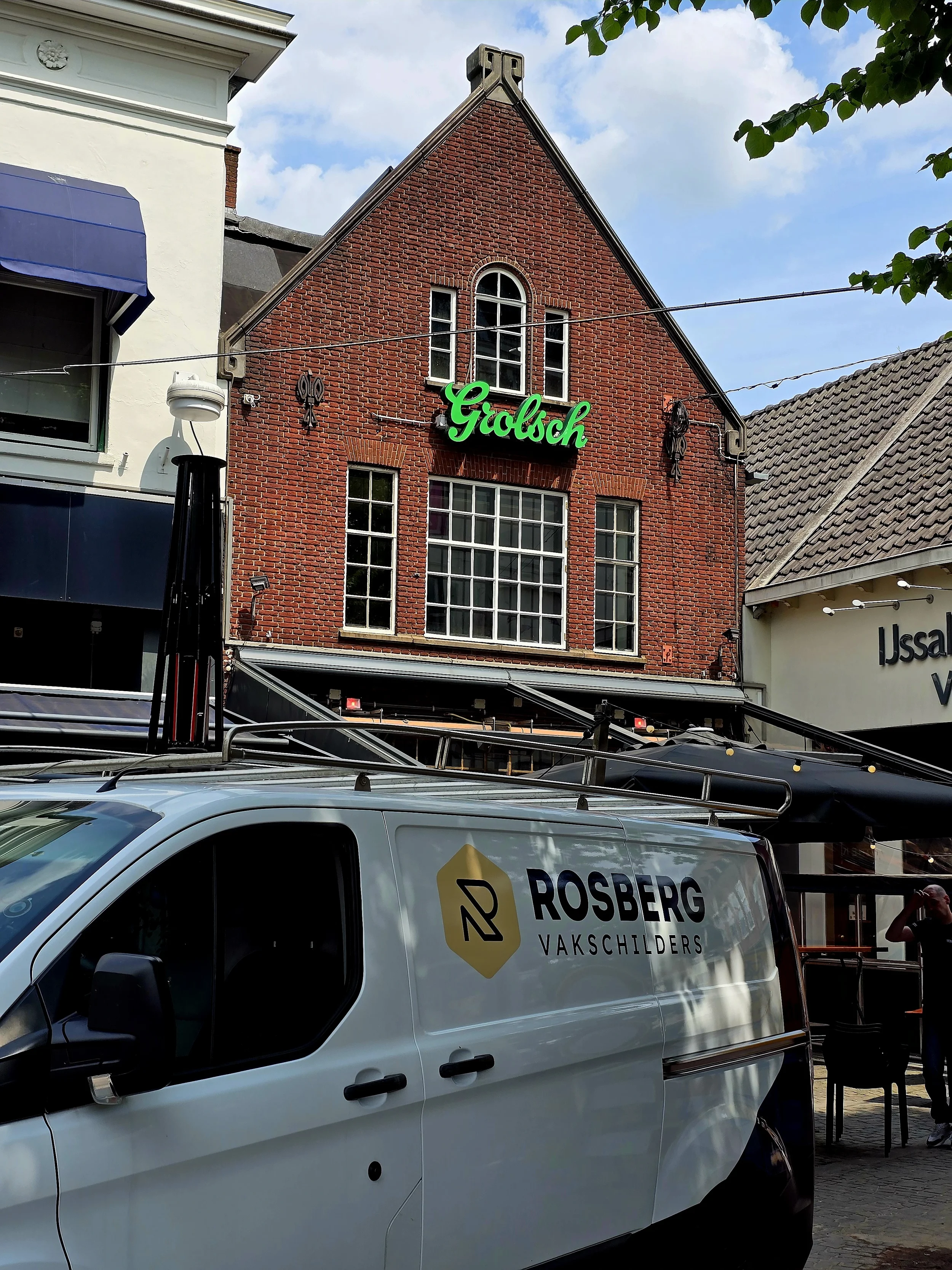 Gebouw in de binnenstad van Enschede - Twente met de bus van Rosberg vakschilders