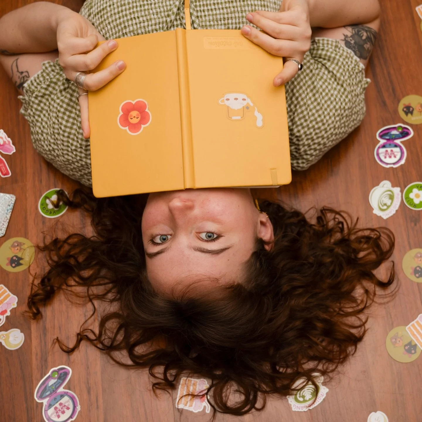 En janvier j&rsquo;ai eu l&rsquo;occasion de collaborer de nouveau avec @annadijon pour un super shooting 🌷

Je vous partagerai quelques photos r&eacute;guli&egrave;rement ! 

En merci Anna 🫶🏻
#photoshoot #stickers #creative