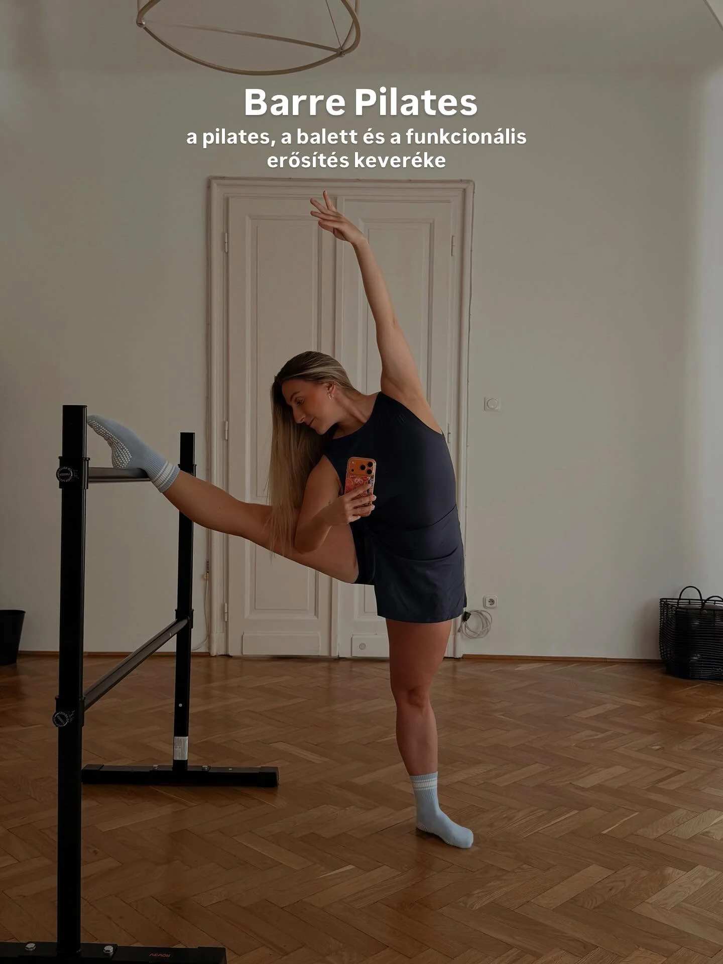 A BARRE PILATES - a h&iacute;d a pilates, a balett &eacute;s a funkcion&aacute;lis edz&eacute;s k&ouml;z&ouml;tt

Mi t&ouml;rt&eacute;nik egy Barre &oacute;r&aacute;n?🪞

A Barre sokakn&aacute;l szubjekt&iacute;ven kem&eacute;nyebbnek &eacute;rződik,