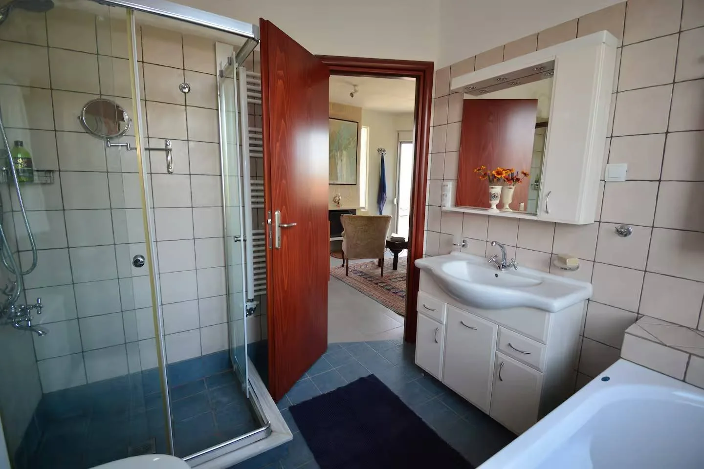 En suite bathroom master bedroom