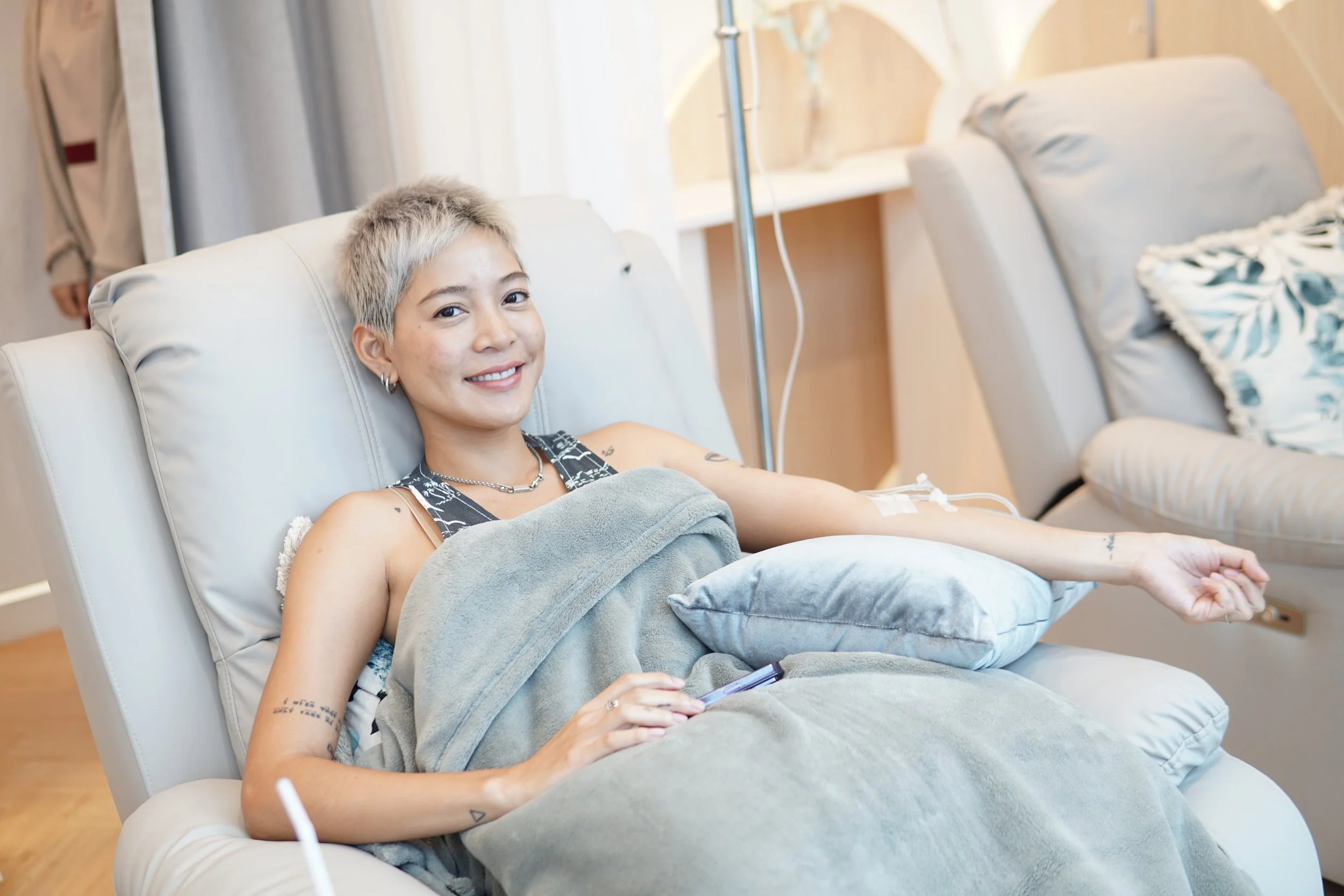 Influencer getting an IV Drip at MICHIKO Wellness in Bangkok Thailand. The place to get reliable IV Drips