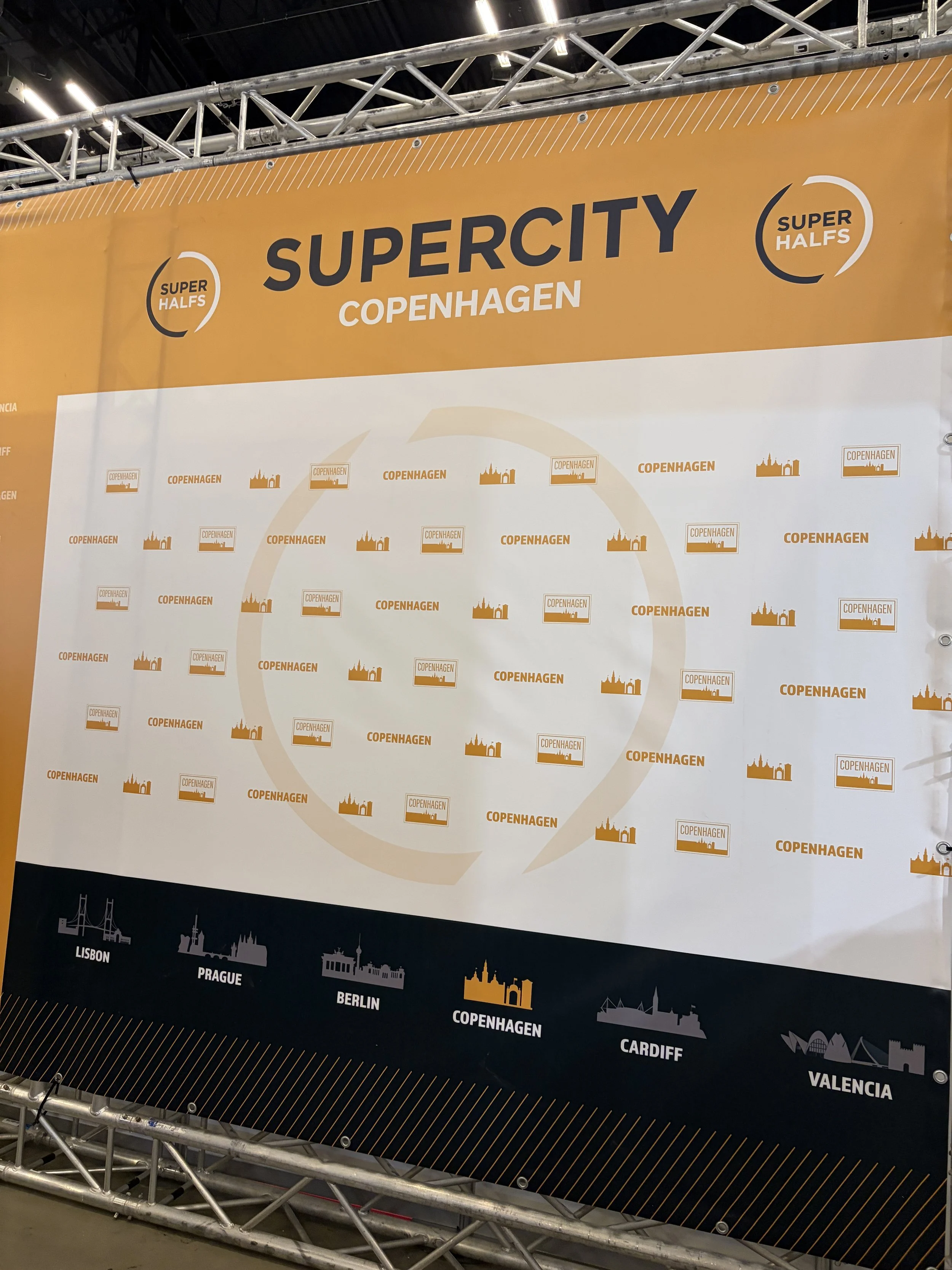 Bildevegg av SuperHalfs, med navnene på byene: Lisboa, Praha, Berlin, København, Cardiff og Valencia.