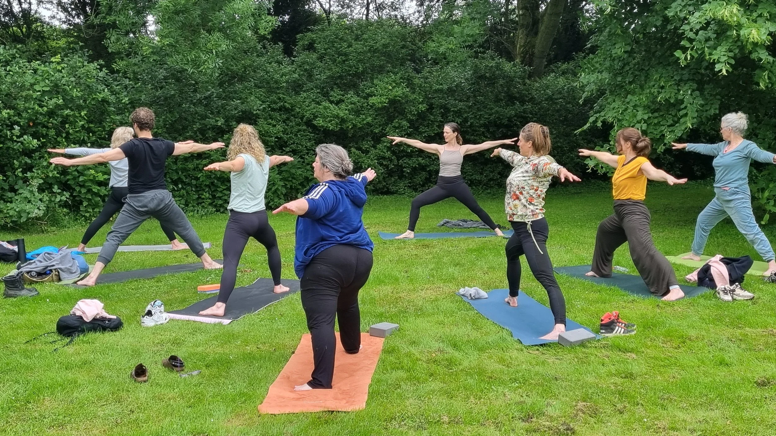 Gonda Haanstra geeft buitenyogales in Diemen
