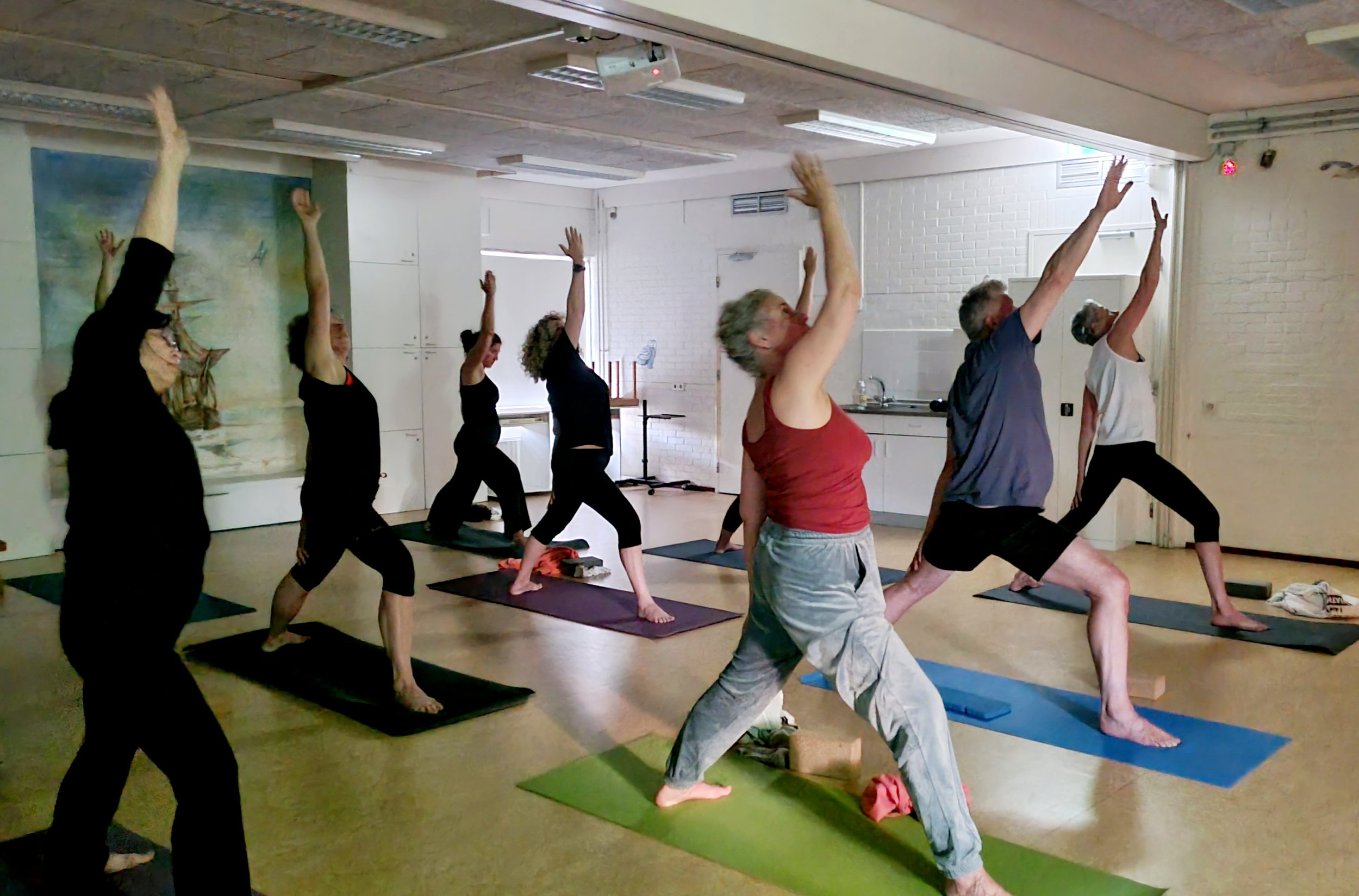 Deelnemers in de yogales in Diemen met Gonda Haanstra