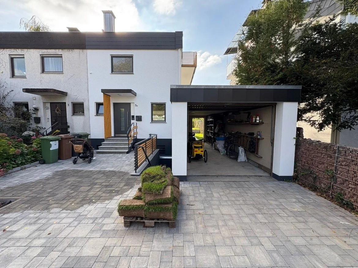 Hoffläche und Einfahrt