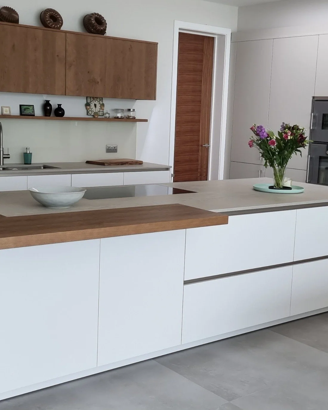 Low-maintenance by design, this kitchen keeps everything streamlined so it&rsquo;s easy to live with, day in and day out.

Clean-lined cabinetry keeps the space visually calm, while handleless fronts and long drawer runs emphasise that pared-back, co