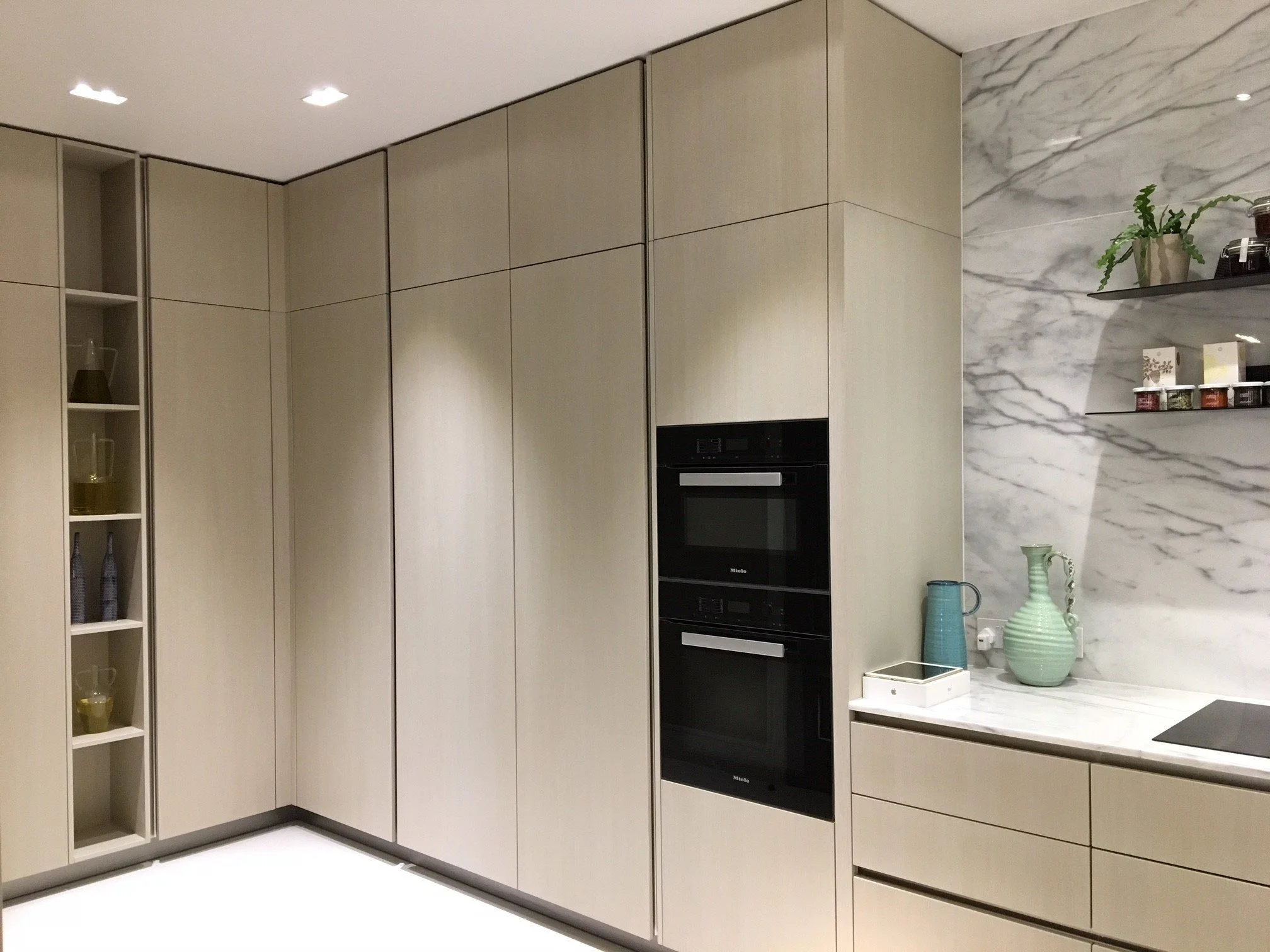 Modern, bright and effortlessly elegant. This contemporary kitchen's sleek handleless cabinetry creates a finish that feels endlessly luxurious.

Curious to see what our designers could create for your Surrey home? Join us at our showroom - Monday to