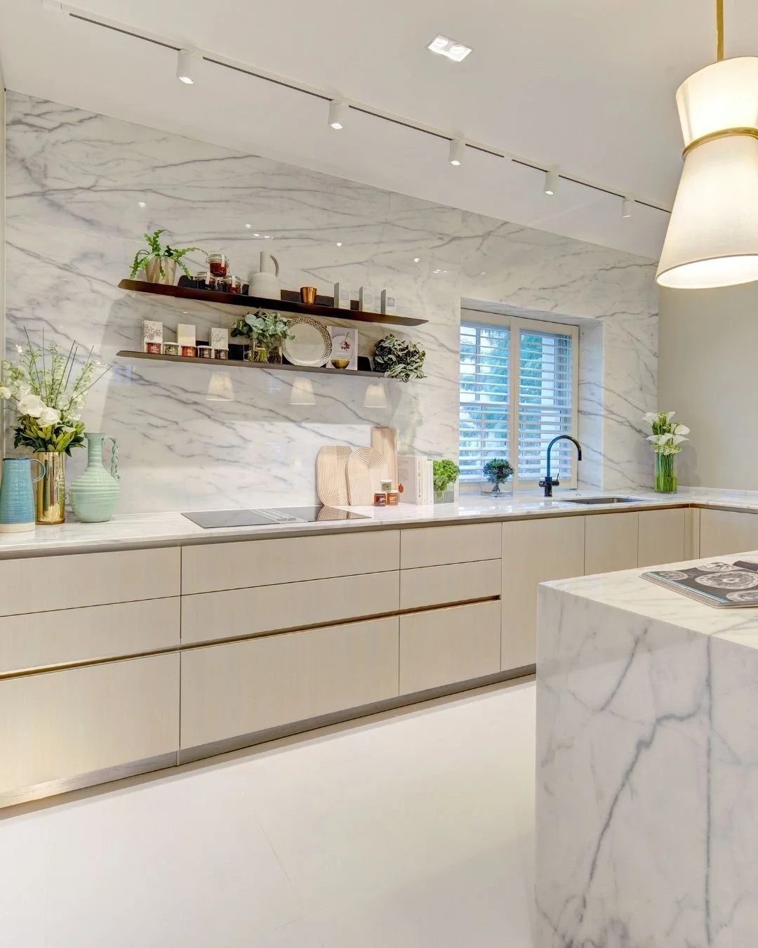 Working with London developers, we created a modern contempoary kitchen with textured shell oak doors contrasting with beautiful marble worktops and wall cladding.

Miele appliances throughout &mdash; including their all-in-one induction hob and down