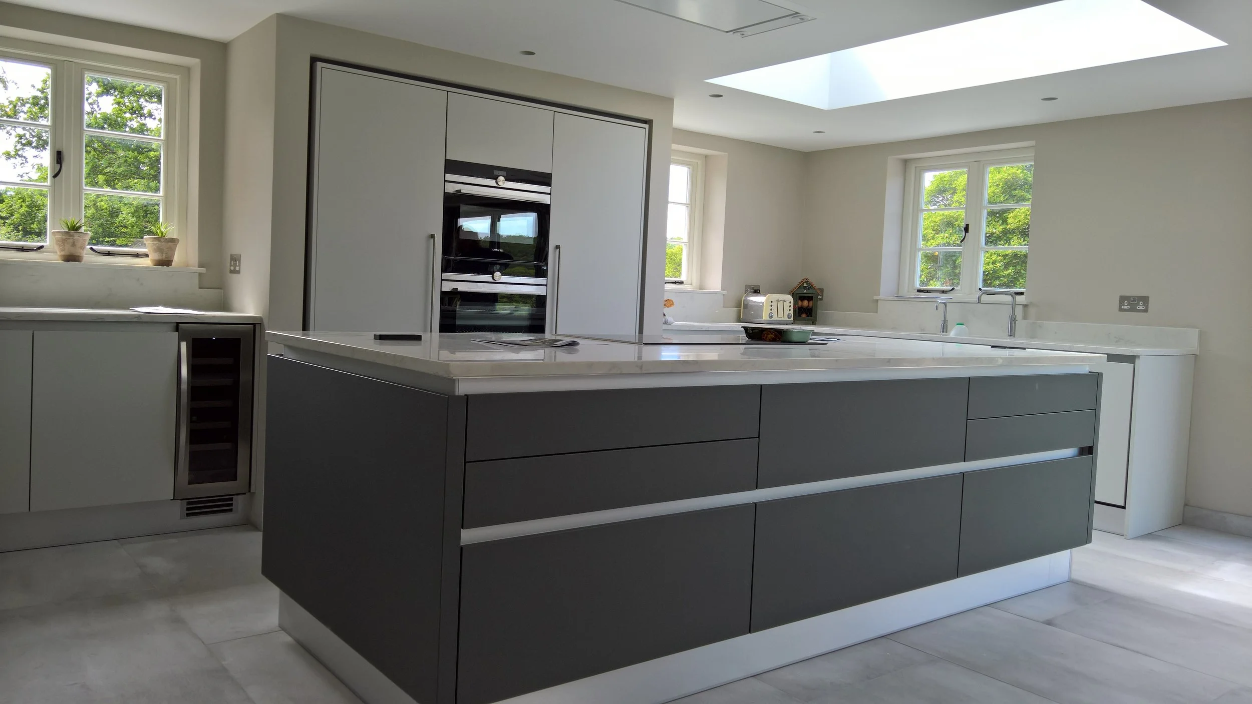 Crown-Imperial Handle-less Kitchen