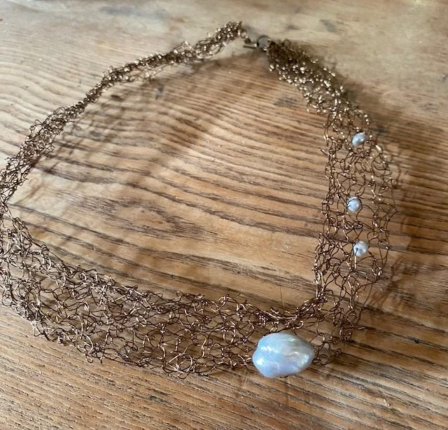 Knit Bronze Choker With Pearls