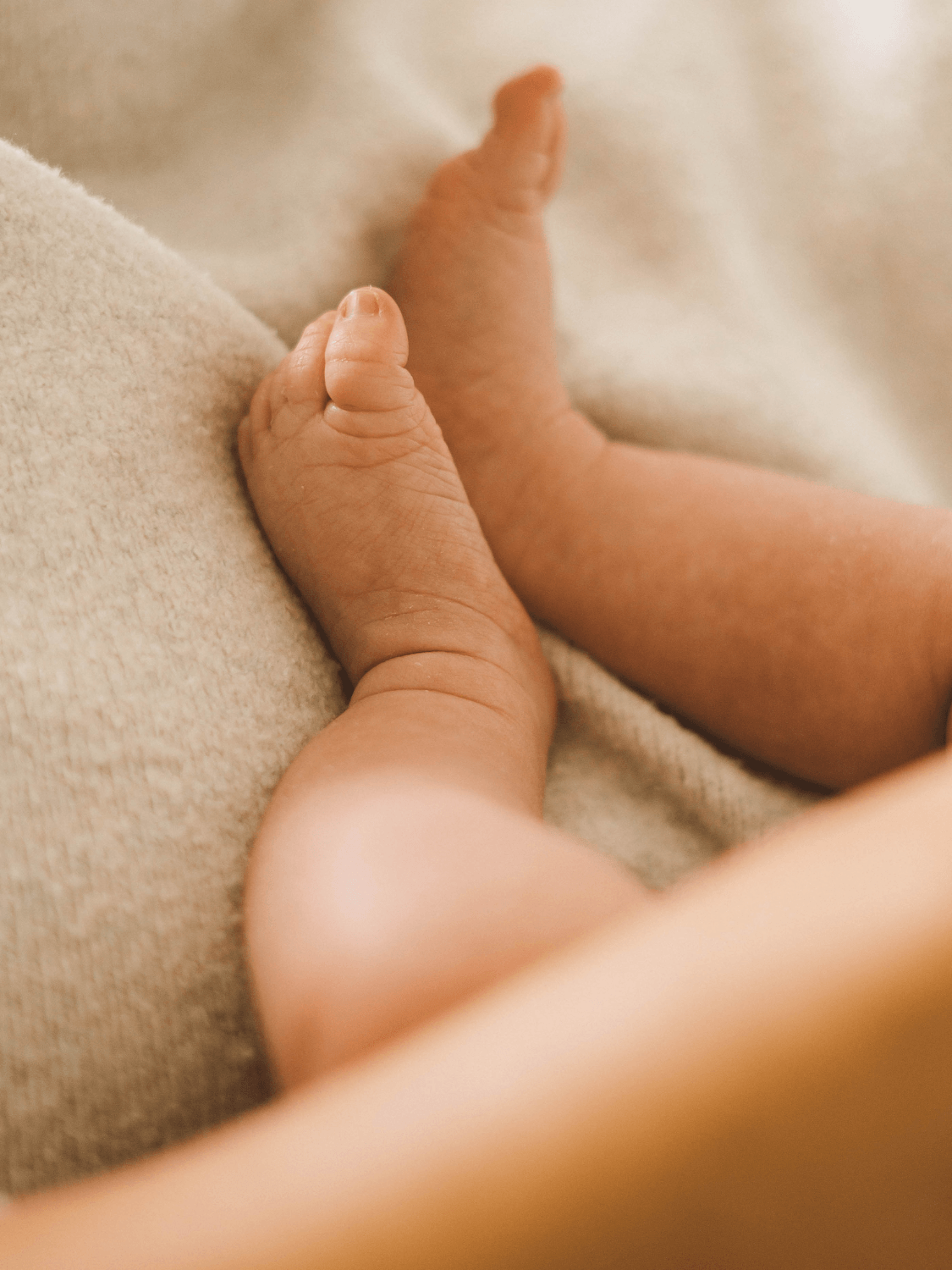 newborn-baby-feet-close-up-natural-photography-dorset.png