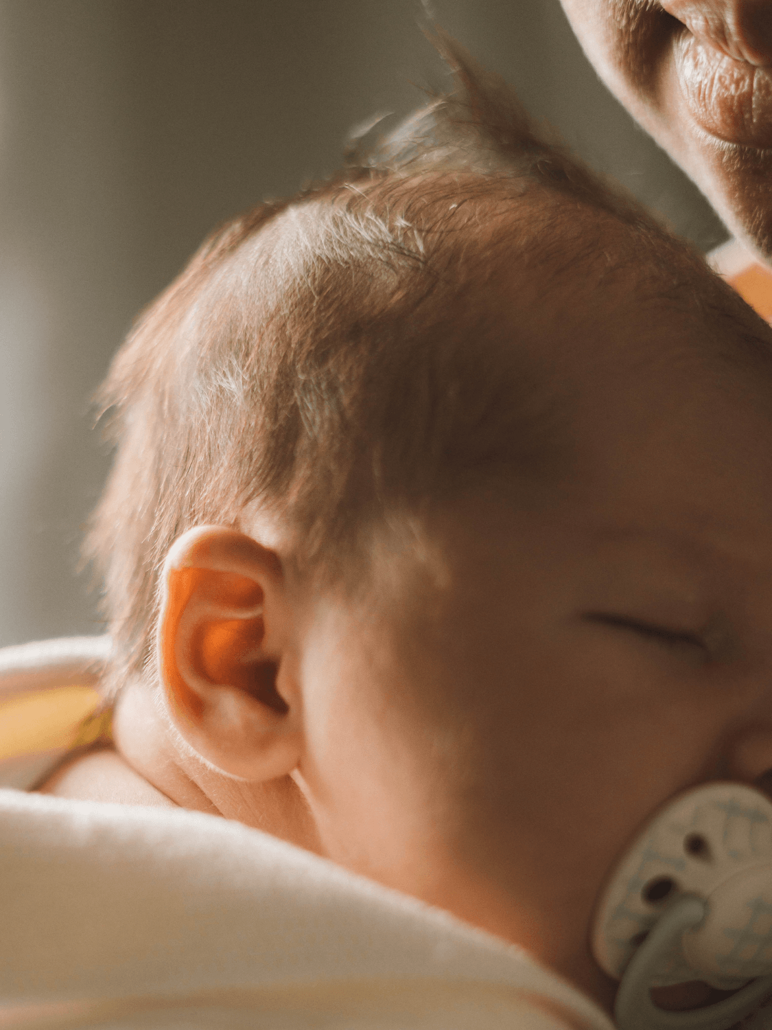 lifestyle-newborn-session-hampshire-dorset-parent-cuddle.png