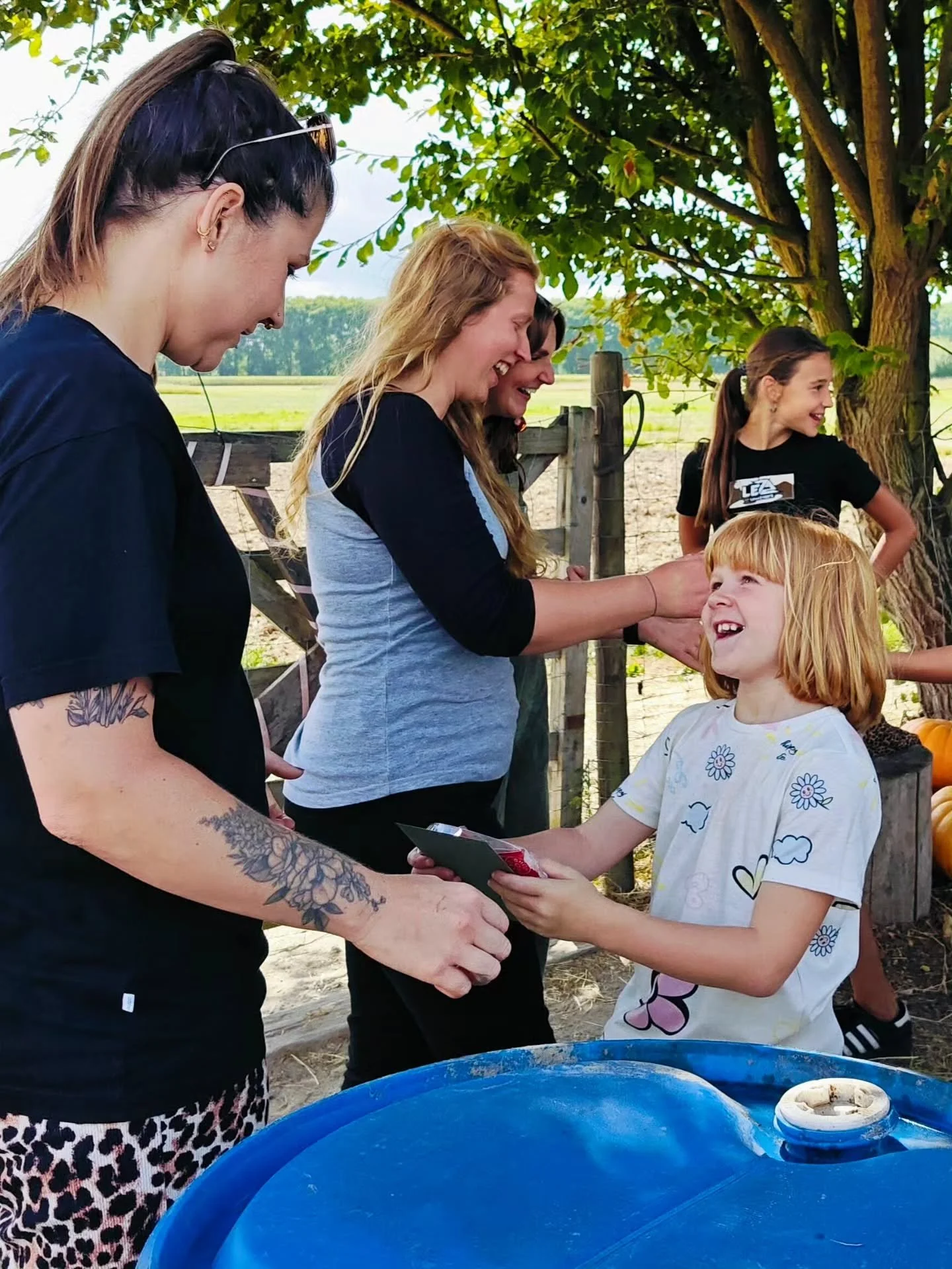 't is weer voorbij die mooie zomer!
Een dikke merci aan onze ongelooflijk toffe, mega lieve, super enthousiaste, altijd klaar staande, superformiweldigeindefantakolosachtige  VeldVrijwilligers om deze zomer zo in de weer te zijn voor onze kinderen en