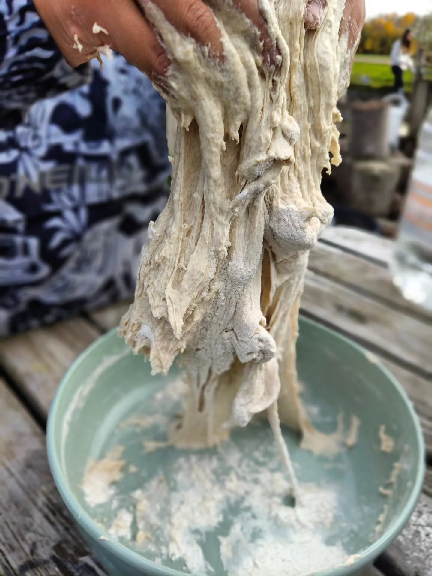 Het dagelijkse leven zit vol met dingen die moeten. Voor heel wat kinderen is deze druk soms te veel en overweldigend.
Tijdens onze dagbesteding willen we de druk even op pauze zetten. We laten de kinderen proberen, ontdekken en experimenteren.
Ze mo