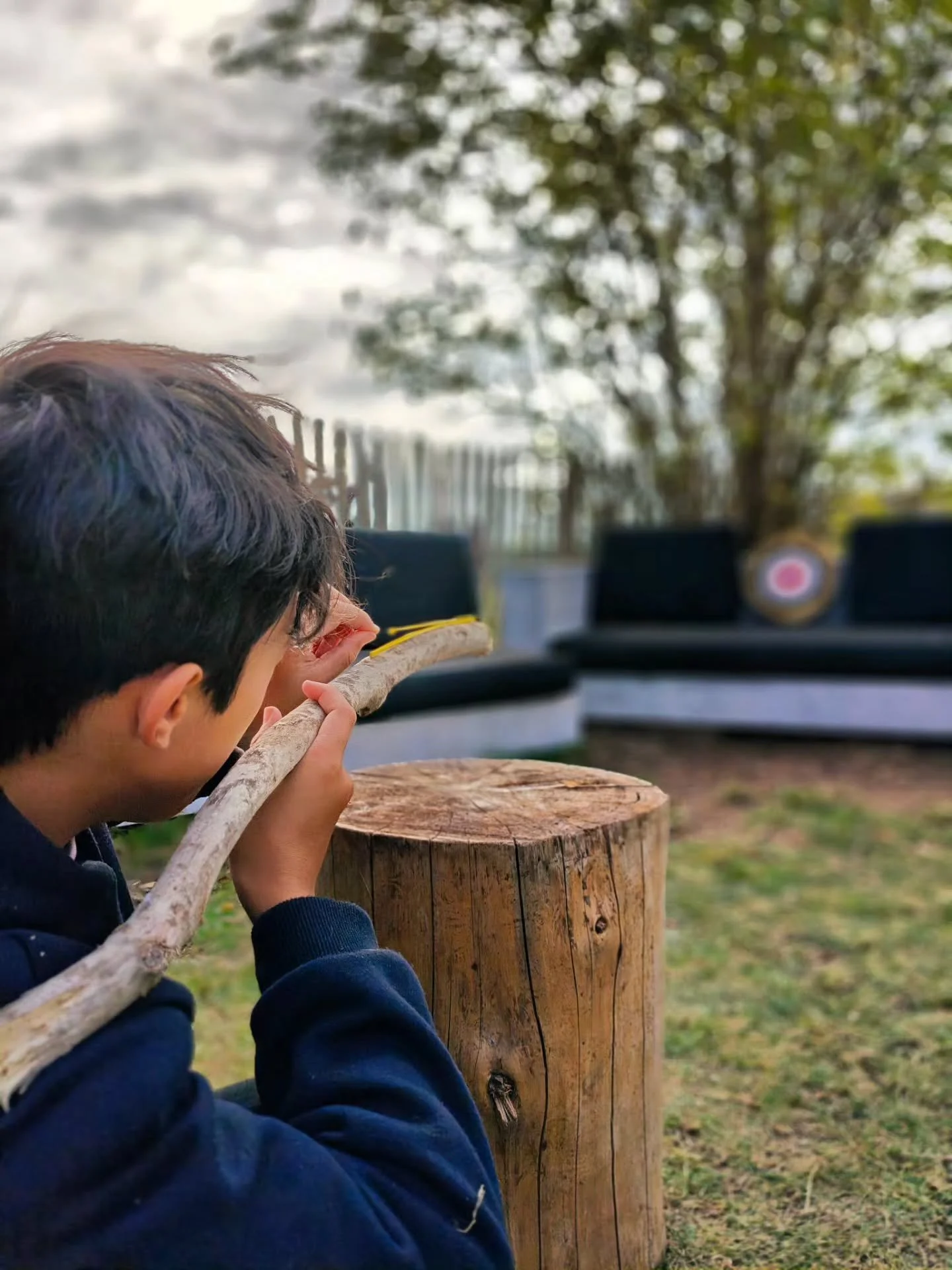 Een tak, nagels en rekkers, meer hebben we niet nodig! 💪🏹🎯