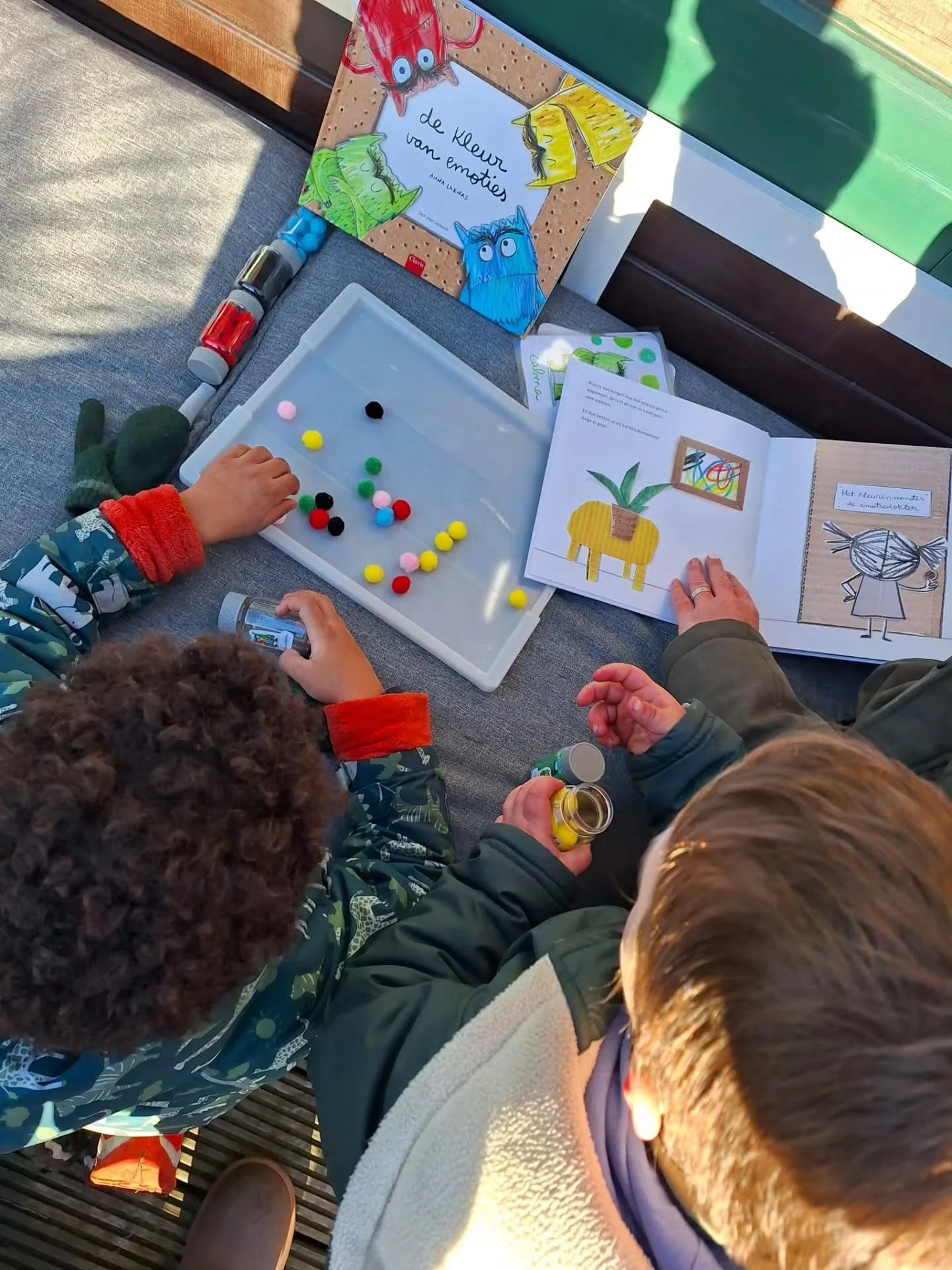 Als je vanalles voelt maar niet goed weet wat,
Als je even wilt genieten in de zon,
Als je een pony wilt borstelen om tot rust te komen,
Als je de kippen wil verwennen,
Als je wat energie te veel hebt,
Als je een balletje vindt en je creativiteit los