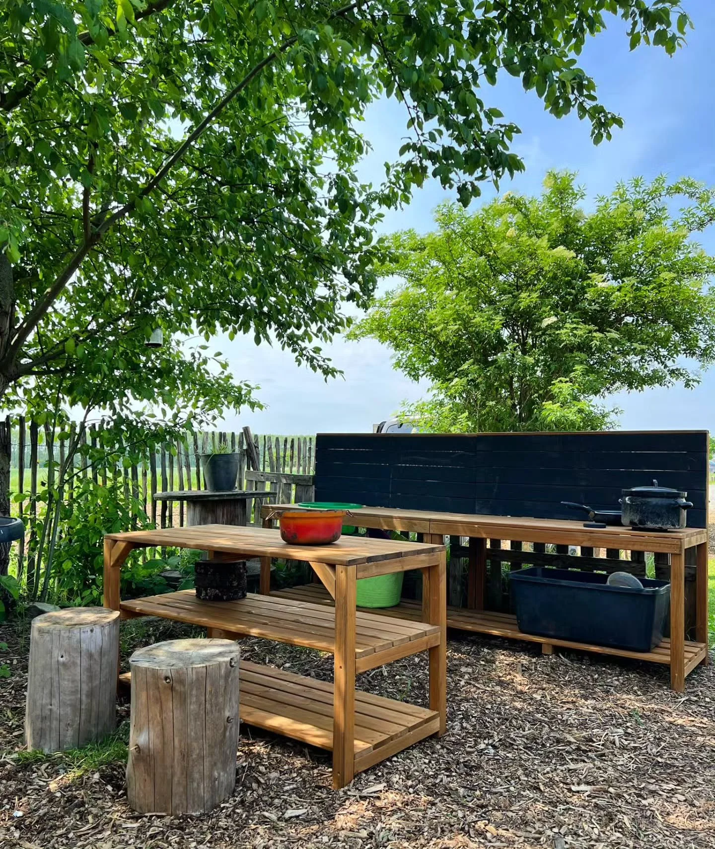 Dankzij de ongelooflijk mooie steun van de opbrengst van @wunderbarkampenhout konden we voor onze Veldhelden een nieuwe, stevige modderkeuken aankopen.

Er zat wat tijd tussen de sponsoring en de levering, maar ondertussen staat de keuken eindelijk h