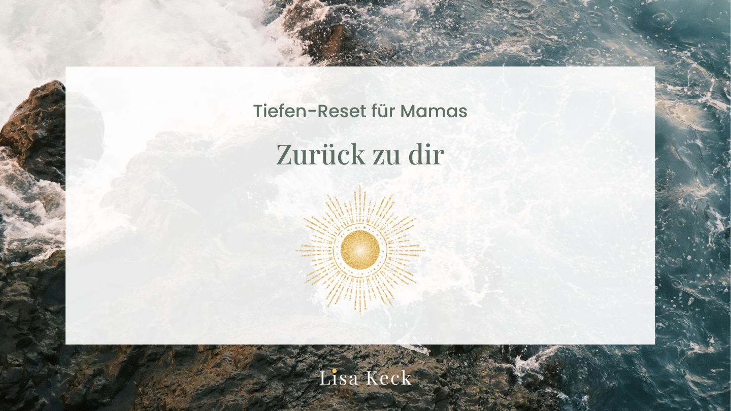 Das Bild zeigt eine Überlagerung mit Text und Symbol vor einer Meereswellen- und Felsen-Hintergrund. Der Text lautet: 'Tiefen-Reset für Mamas, Zurück zu dir, Lisa Keck', mit einem goldenen Sonnensymbol in der Mitte.