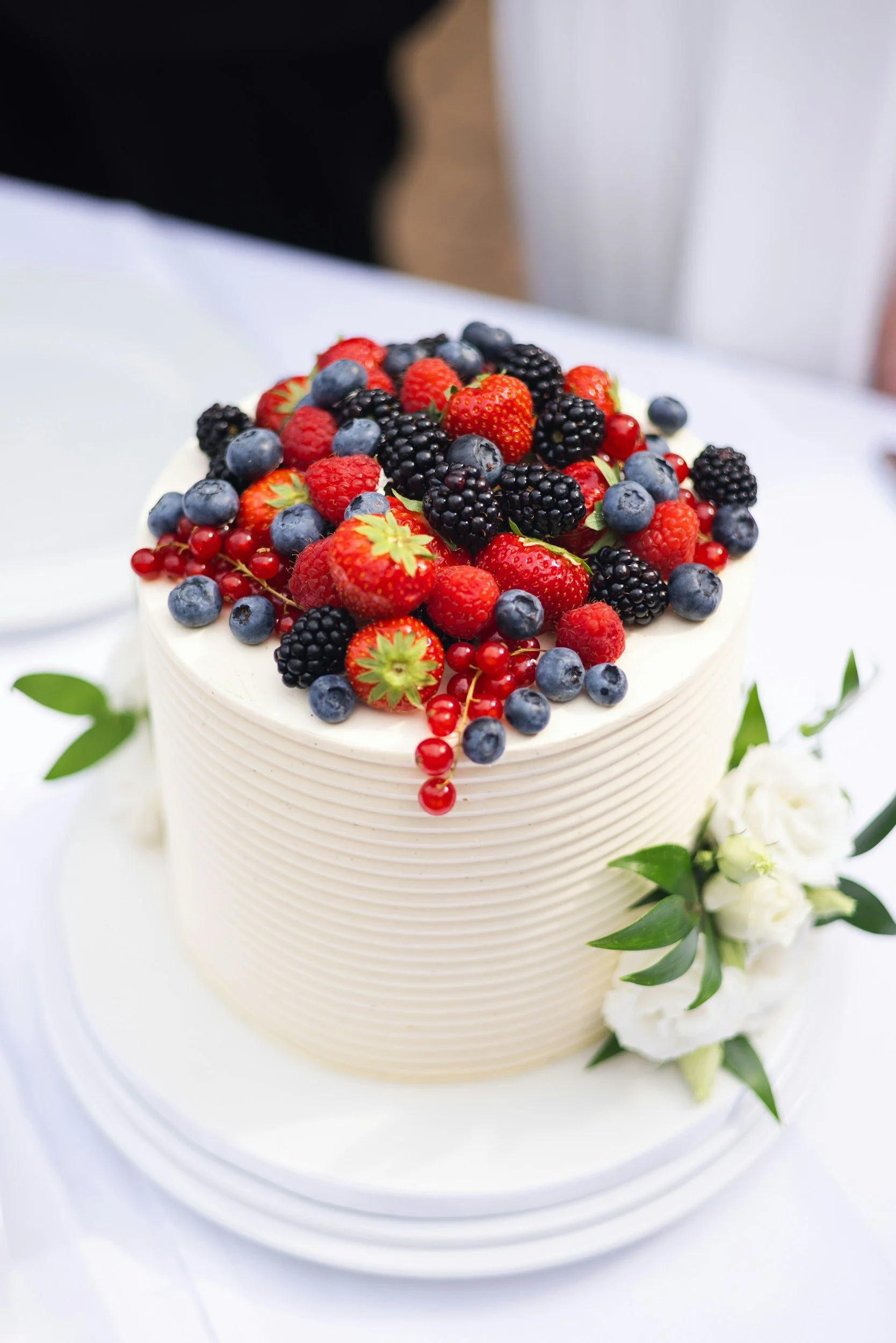 A Chantilly berry cake with fresh strawberries and mascarpone cream, the kind you wanted on your birthday.