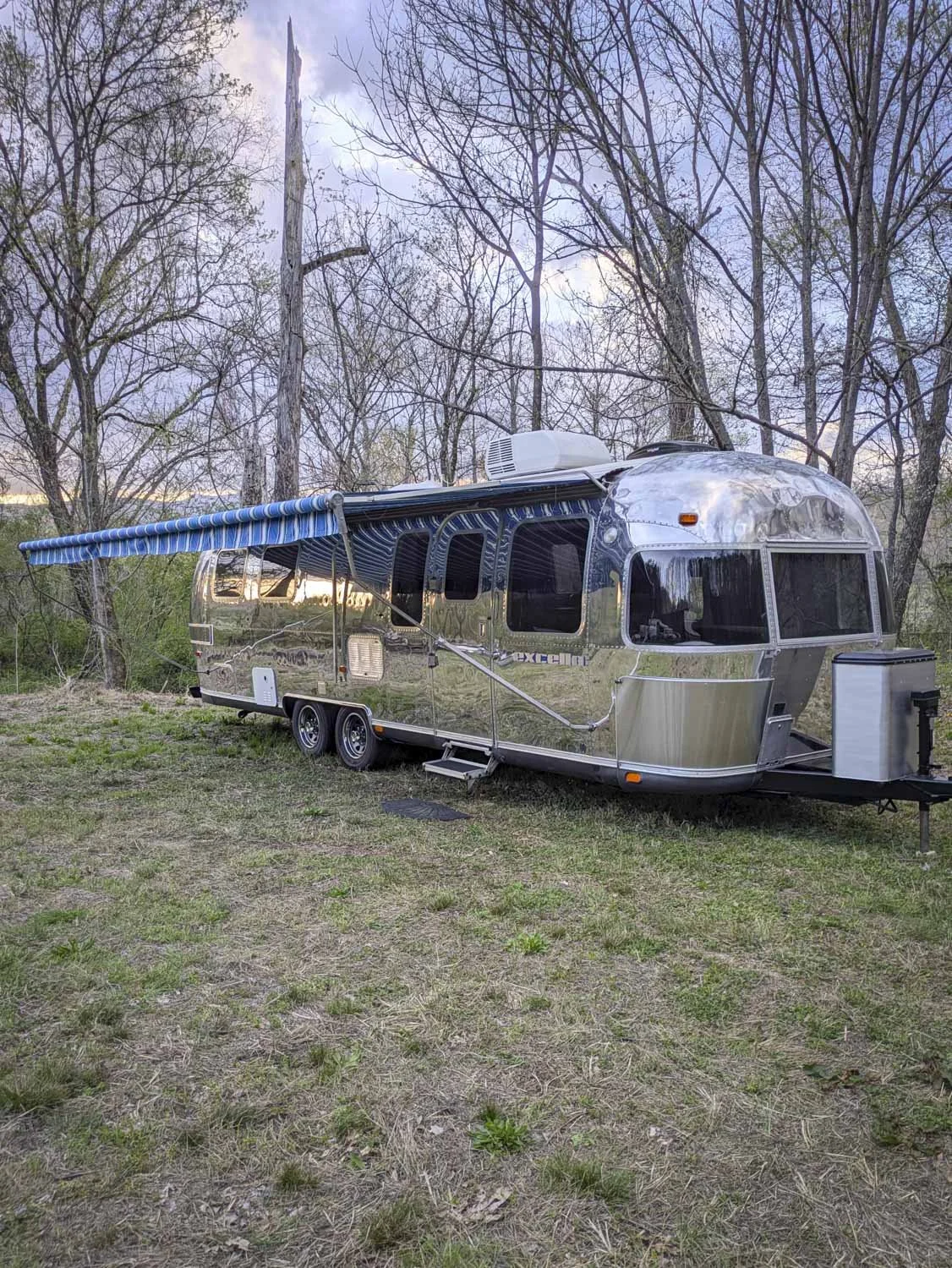  A Full Length Zip Dee Patio Awning extends the Airstream's living space outdoors.
