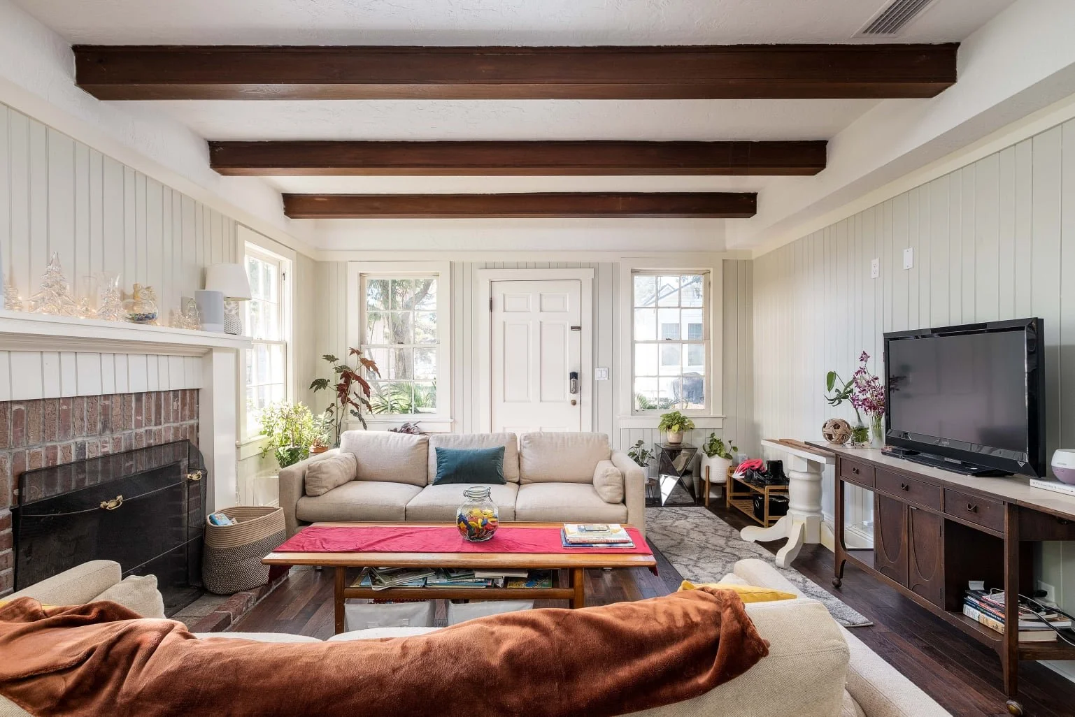 A cozy living room with white paint.