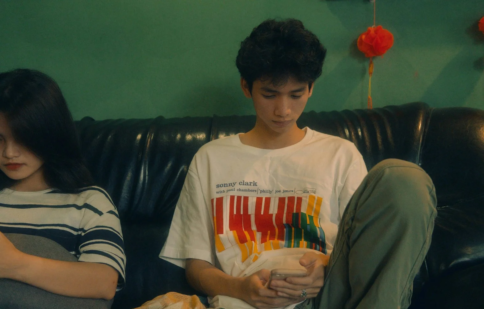 mitbg000 pexels phone addiction