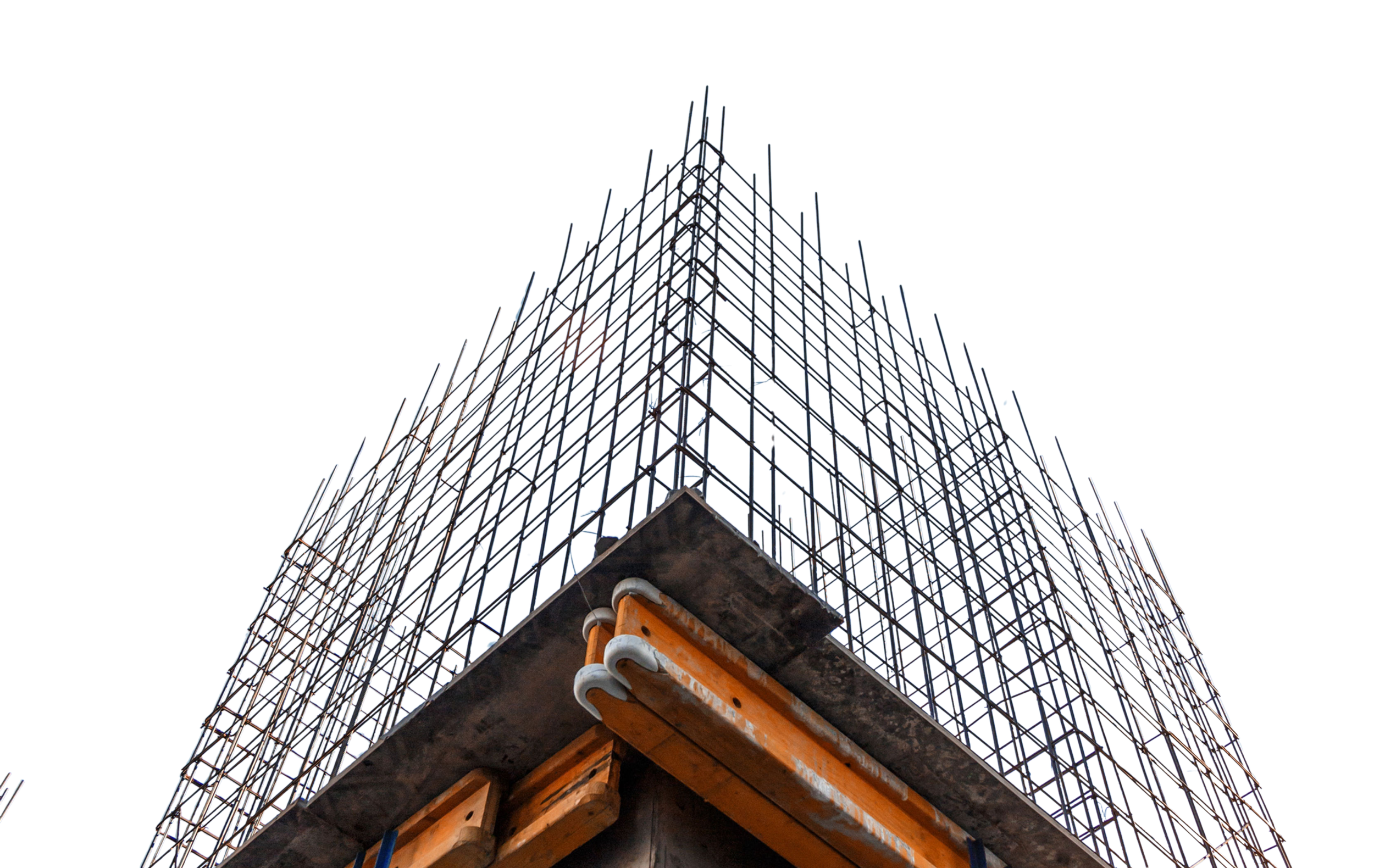 Baugerüst und Stahlbewehrung auf einer Baustelle, Blick nach oben