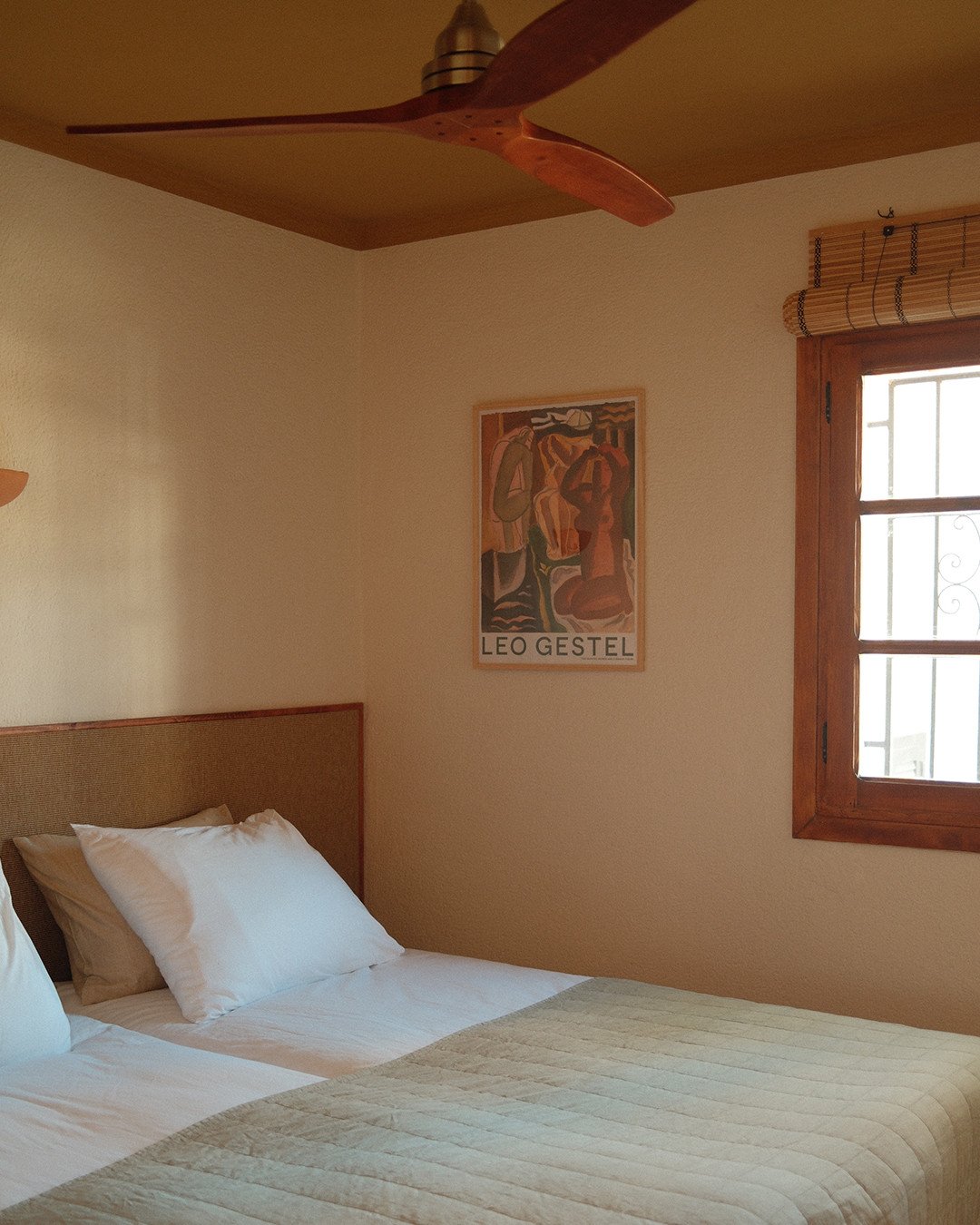 Slow mornings. We kozen voor natuurlijke materialen, knisperend linnen en kunst waar we zelf blij van worden.