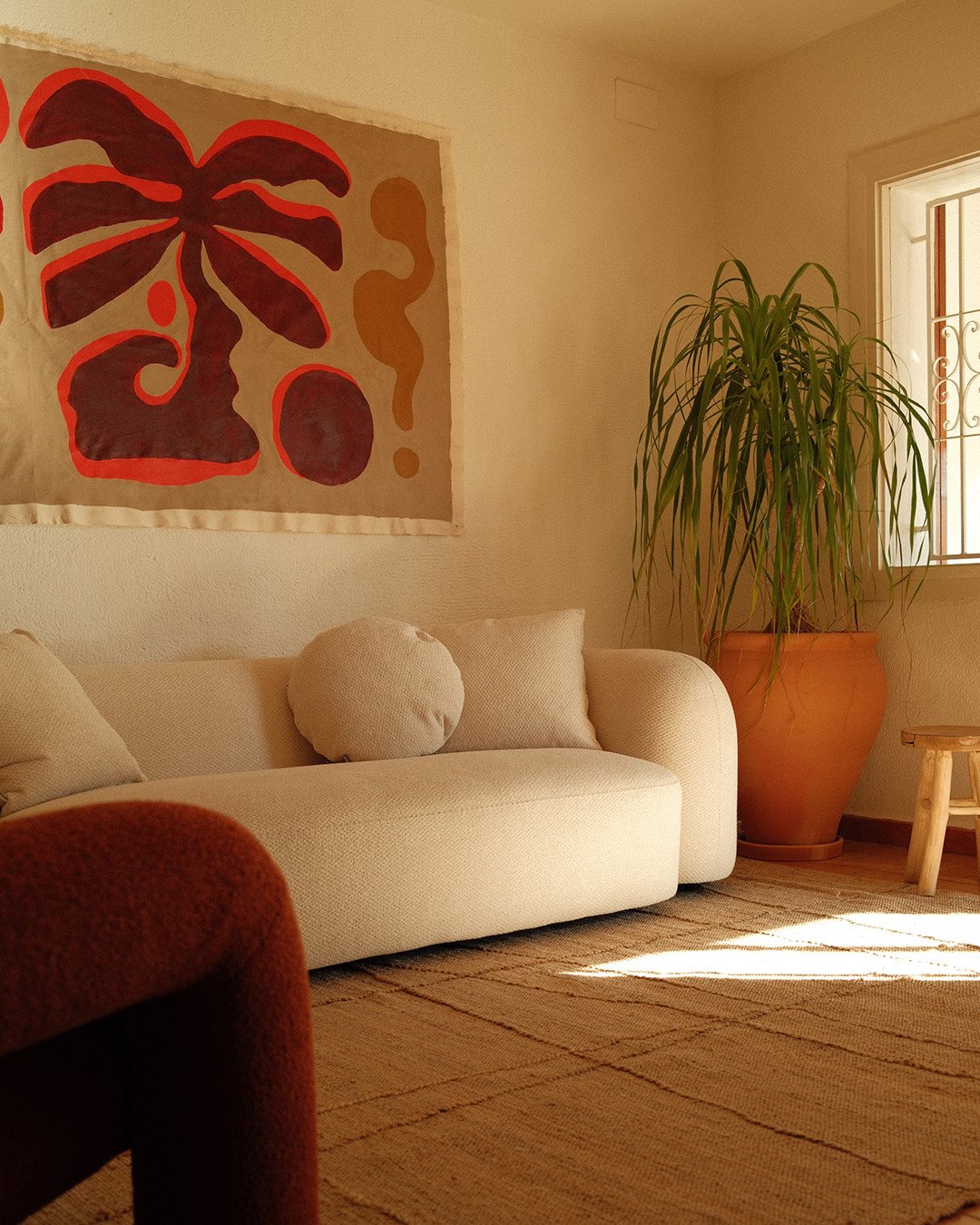 Niets is standaard in Casa Bileo. Neem dit artwork, door ons zelf ontworpen en gemaakt om die typische warme energie van Moraira naar binnen te halen. We geloven in de kracht van unieke objecten en handgemaakte details.