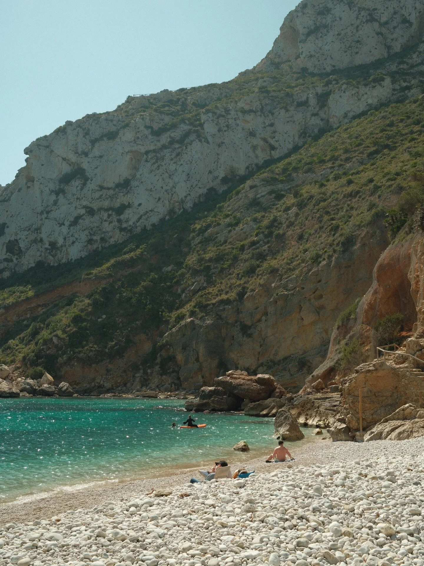 Kristalblauw water, ruige kliffen en die typische Spaanse rust. Playa de la Granadella blijft een van onze favoriete plekken om de batterij op te laden. Geen opsmuk, gewoon de Middellandse Zee op haar best.
Onze tip: ga vroeg, claim je rots.
