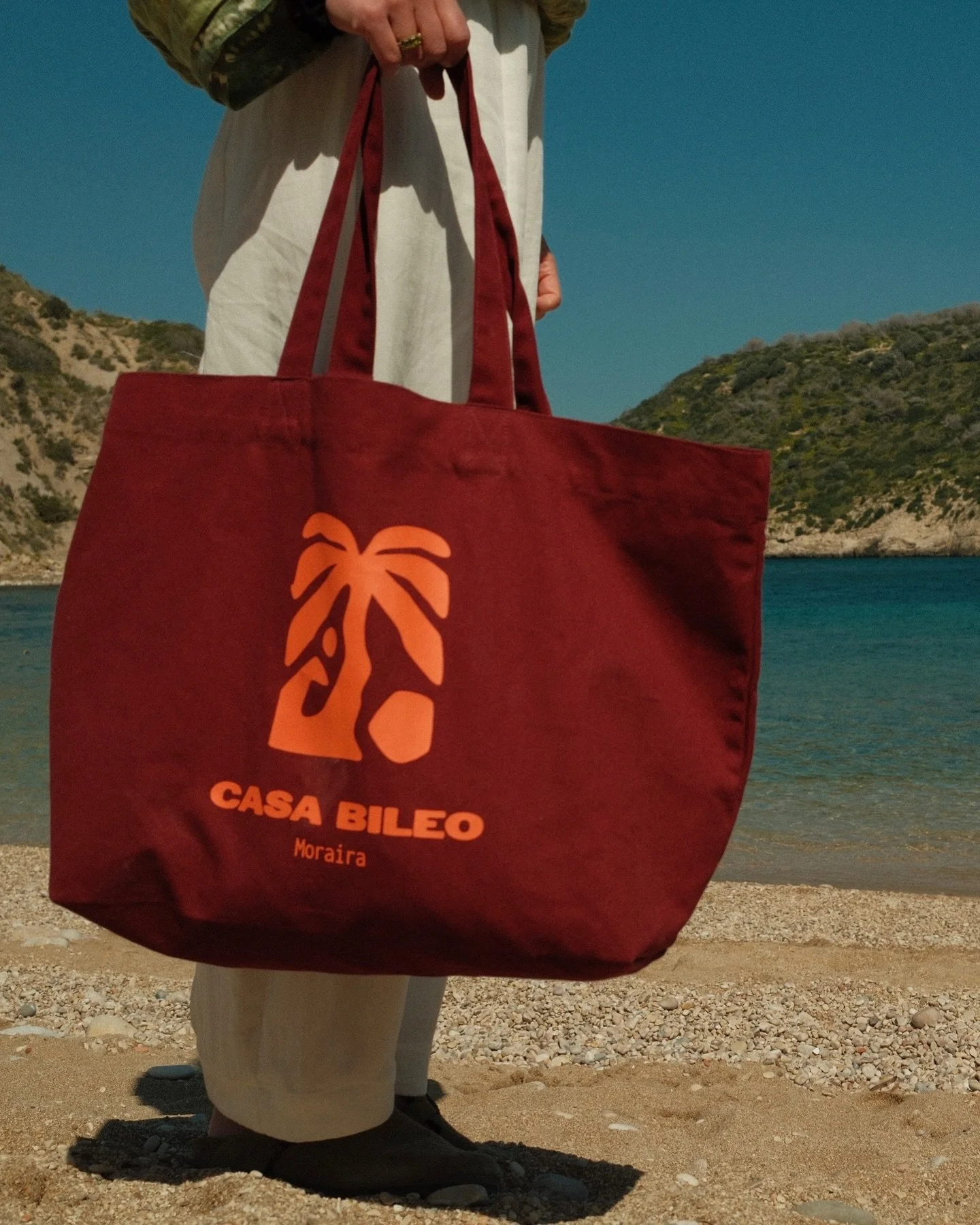 Coastal essential 🐚. Onze signature strandtas is gemaakt van zware kwaliteit 100% gerecycled katoen. Robuust genoeg voor de kust van Moraira, maar stijlvol genoeg voor je dagelijkse boodschappen of een spontaan weekendje weg.  Interesse? DM!