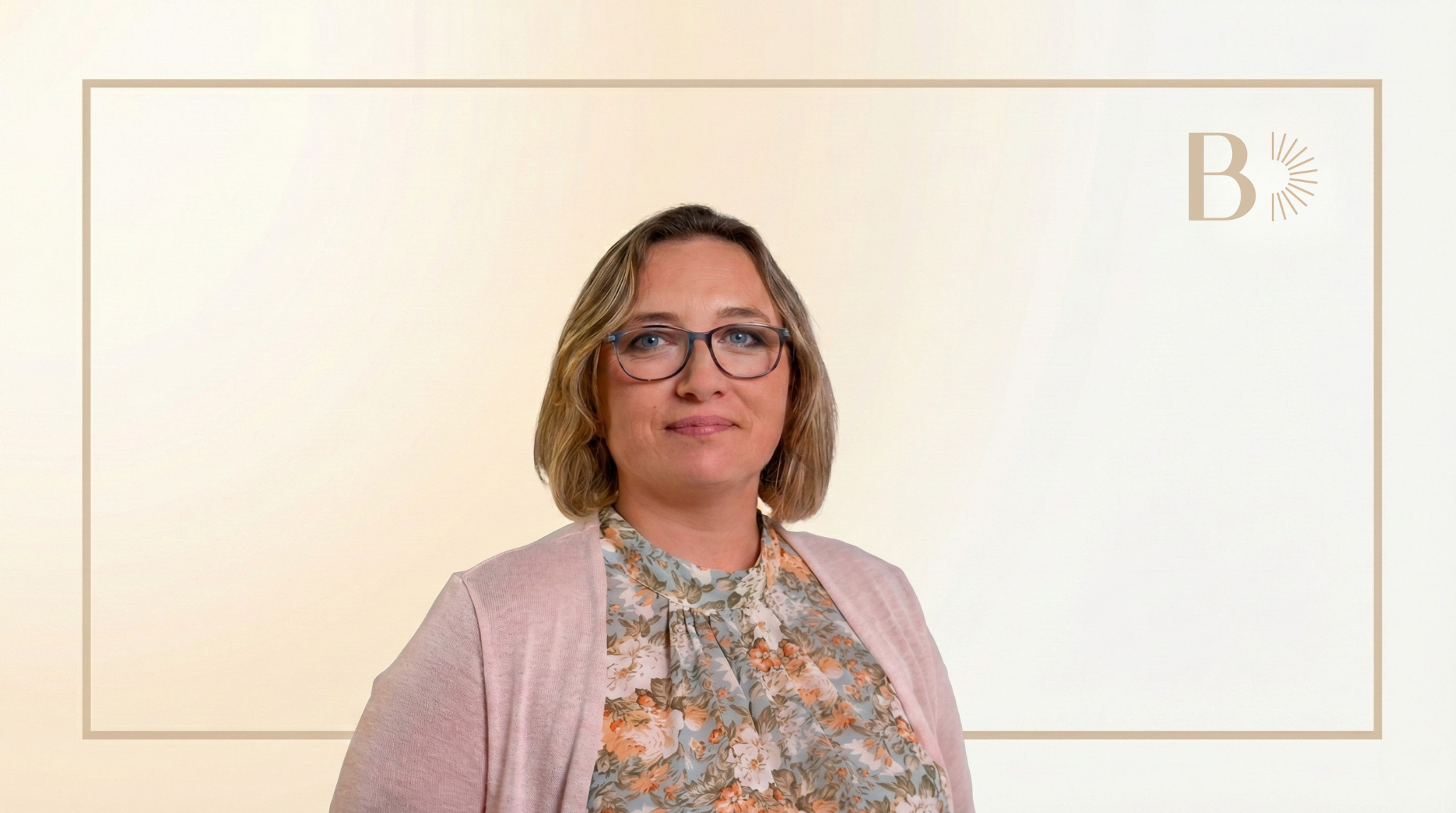 Retrato de una Cristina Belenguer con gafas, cabello rubio y ondulado, usando una blusa con estampado floral y una chaqueta rosa, en un fondo neutro con borde y un logotipo en la esquina superior derecha.