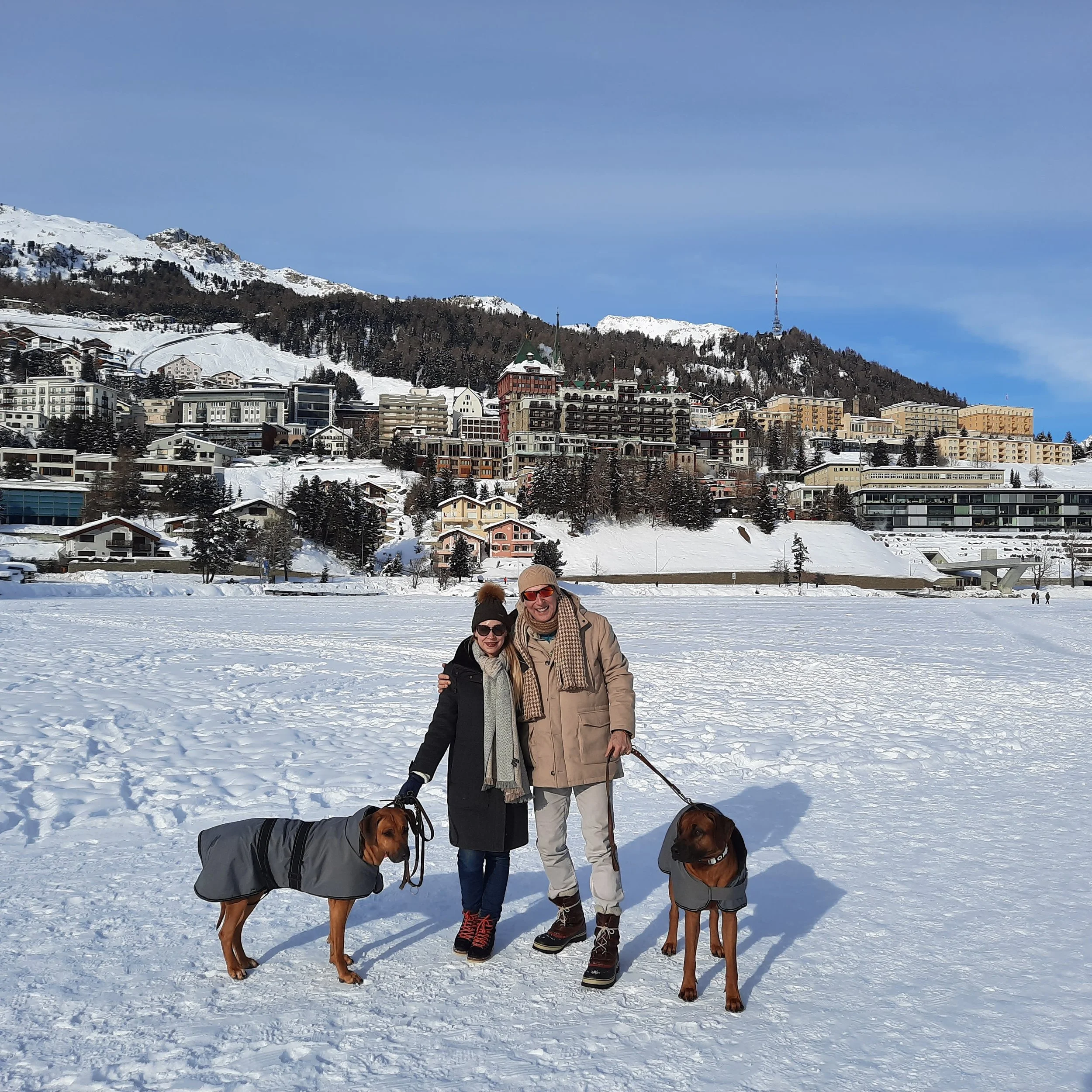 Prof. Dominik Feinendegen und Dr. Sandra Feinendegen mit ihren Ridgebacks am St. Moritz See – Ihr Team für plastische & ästhetische Chirurgie, Kontakt