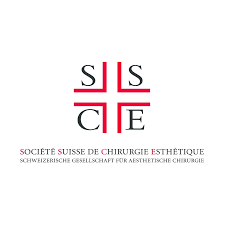 Logo der Société Suisse de Chirurgie Esthétique mit roten Linien und schwarzem Text.