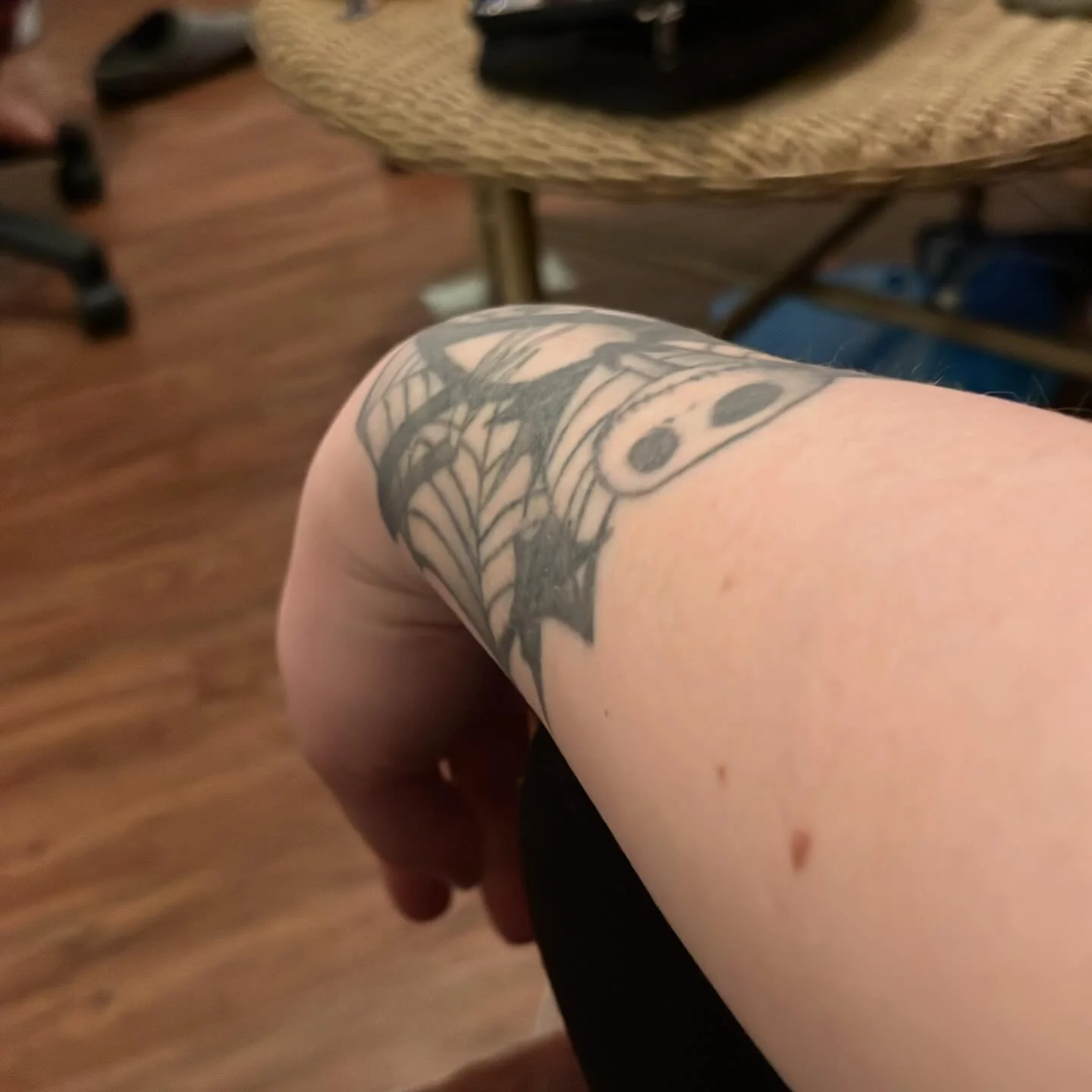 Here&rsquo;s a friendly reminder.. if you love to crochet and draw as much as I do. GIVE 👏🏻 YOUR 👏🏻 SELF 👏🏻 A 👏🏻 BREAK 👏🏻 !!!!!! At least 30 minutes. I didn&rsquo;t and now I have carpal tunnel 🥺 I have to keep my wrist like this to reliev