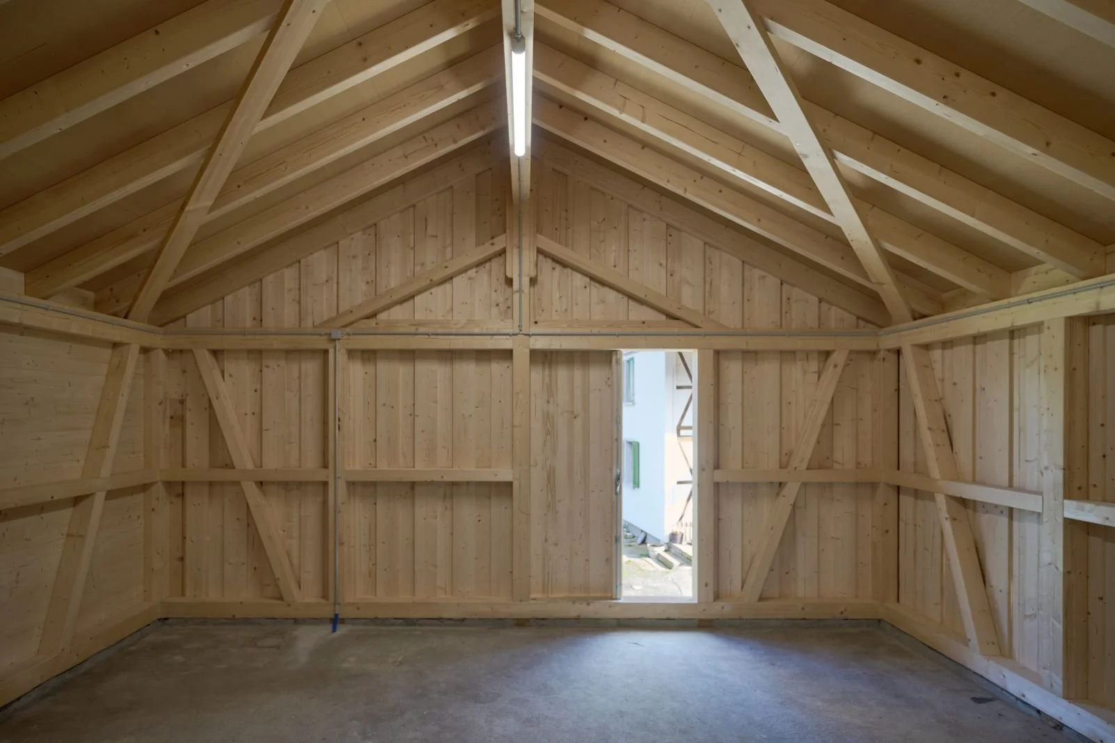 Innenansicht des umgebauten Schopfs mit hellem Holz