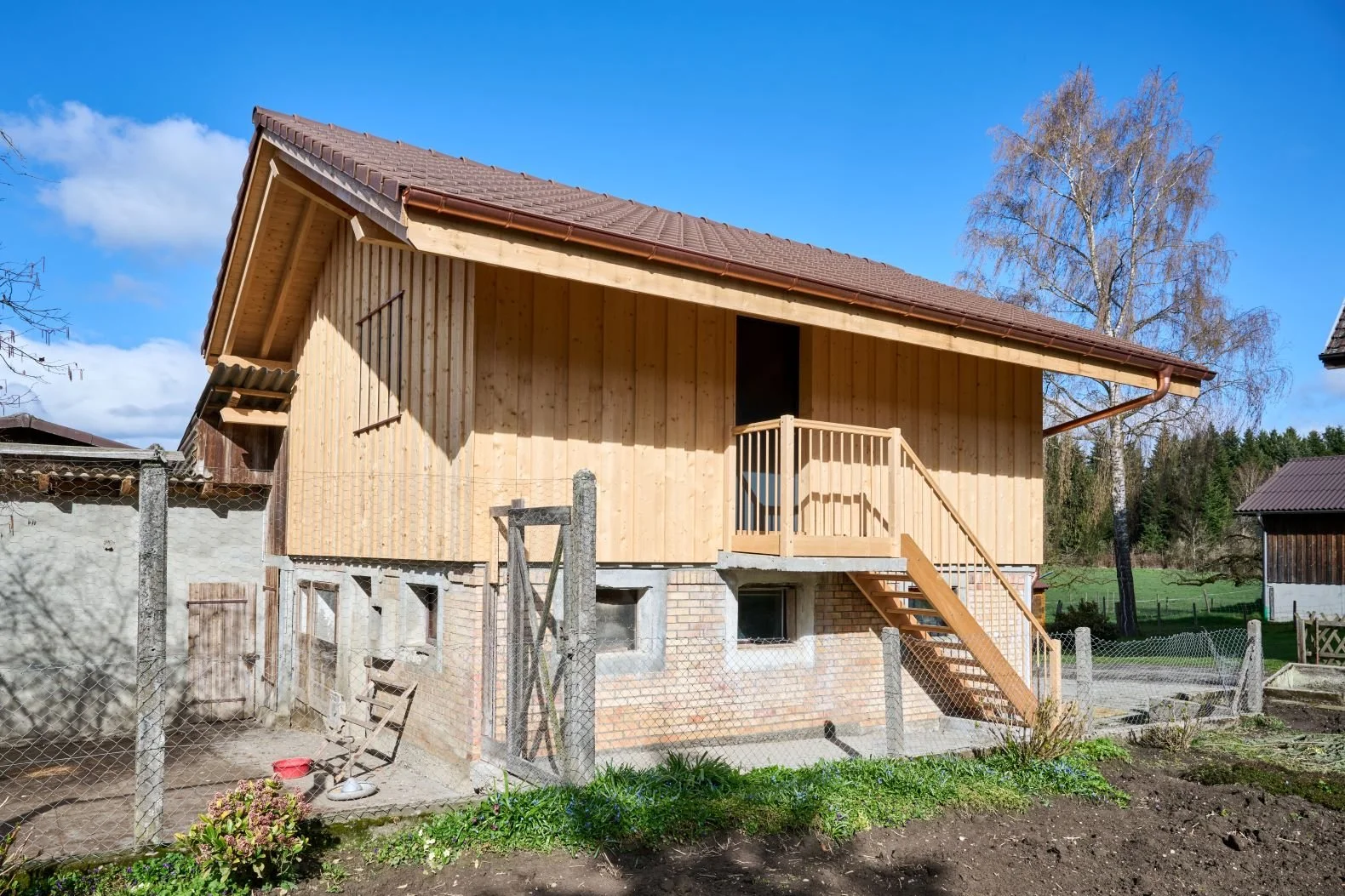 Schopf nach dem Umbau mit neuem, hellem Holz