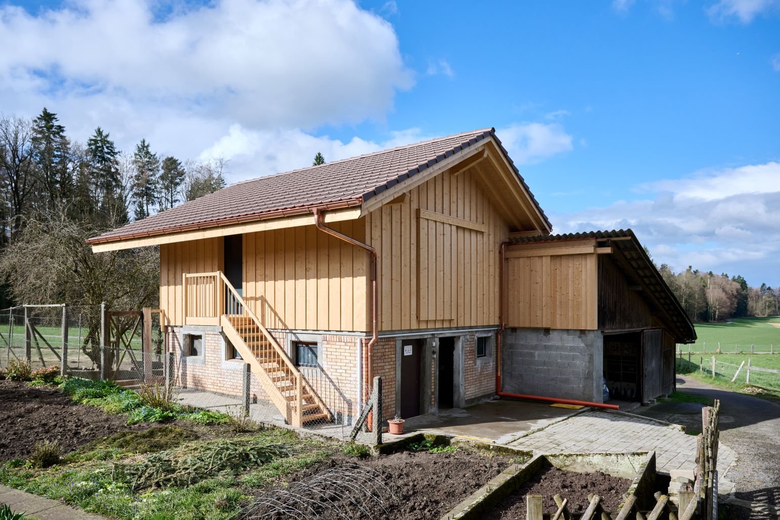 Schopf nach dem Umbau mit neuem, hellem Holz